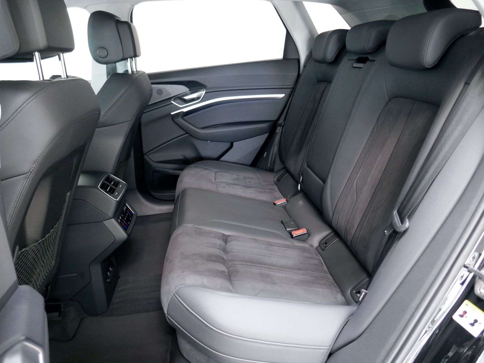 Fahrzeugabbildung Audi e-tron advanced 55 quattro 300kW | LED RFK CCS