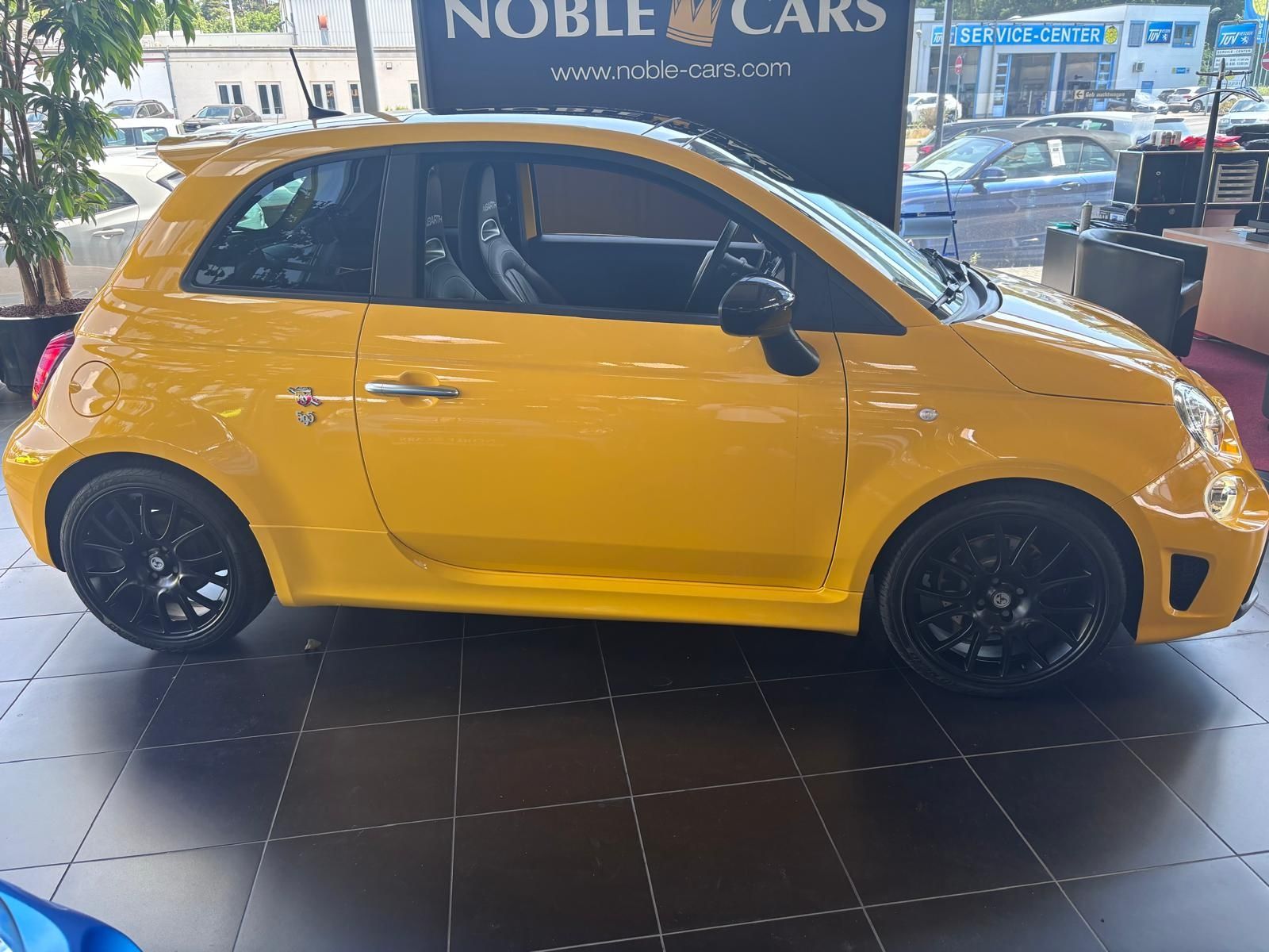 Fahrzeugabbildung Abarth 595 Pista KLIMA XENON ALU CARPLAY BEATS