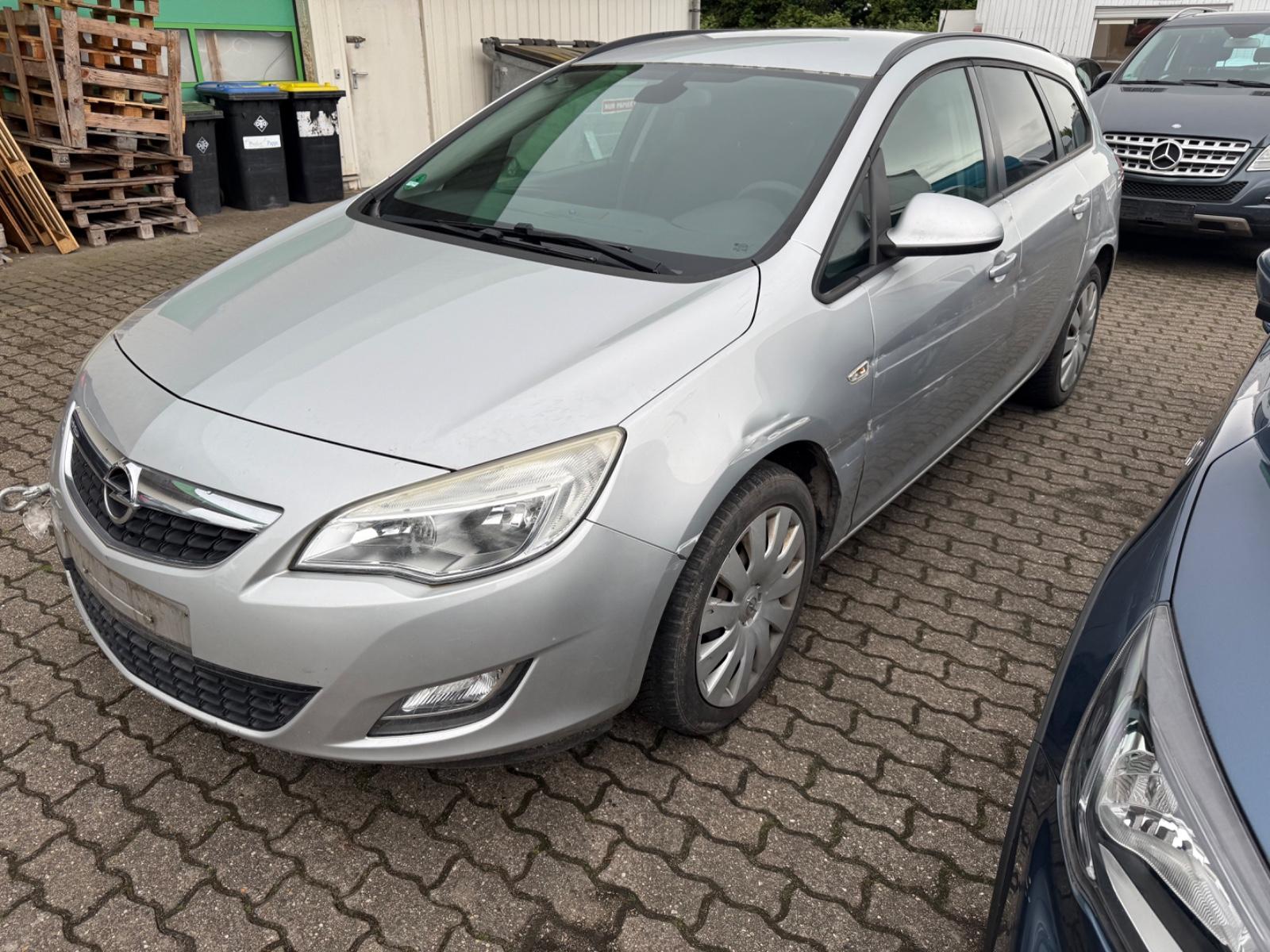 Opel Astra 2011 — interior