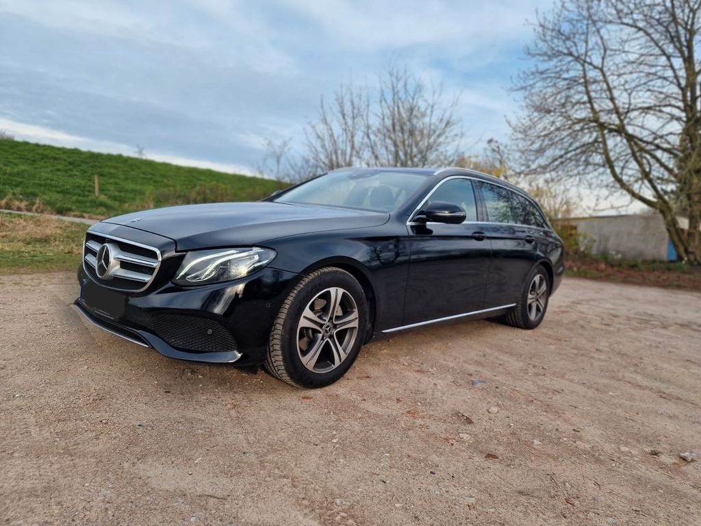 Image of Mercedes-Benz E 220