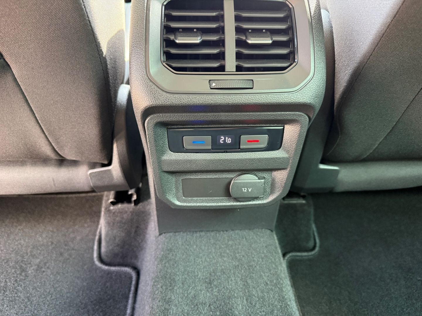 Fahrzeugabbildung Volkswagen Tiguan Comfortline ACC Navi LED PDC RFK WiPa Sic