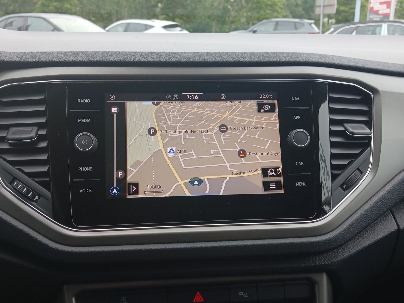 Fahrzeugabbildung Volkswagen T-Roc TSI Style LED AHK Navi ACC RFK SHZ