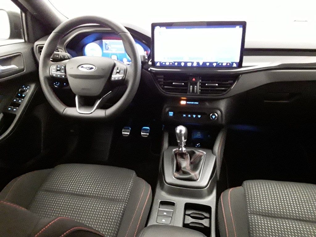 Fahrzeugabbildung Ford Focus Turnier ST-Line X HUD Navi B&O LED