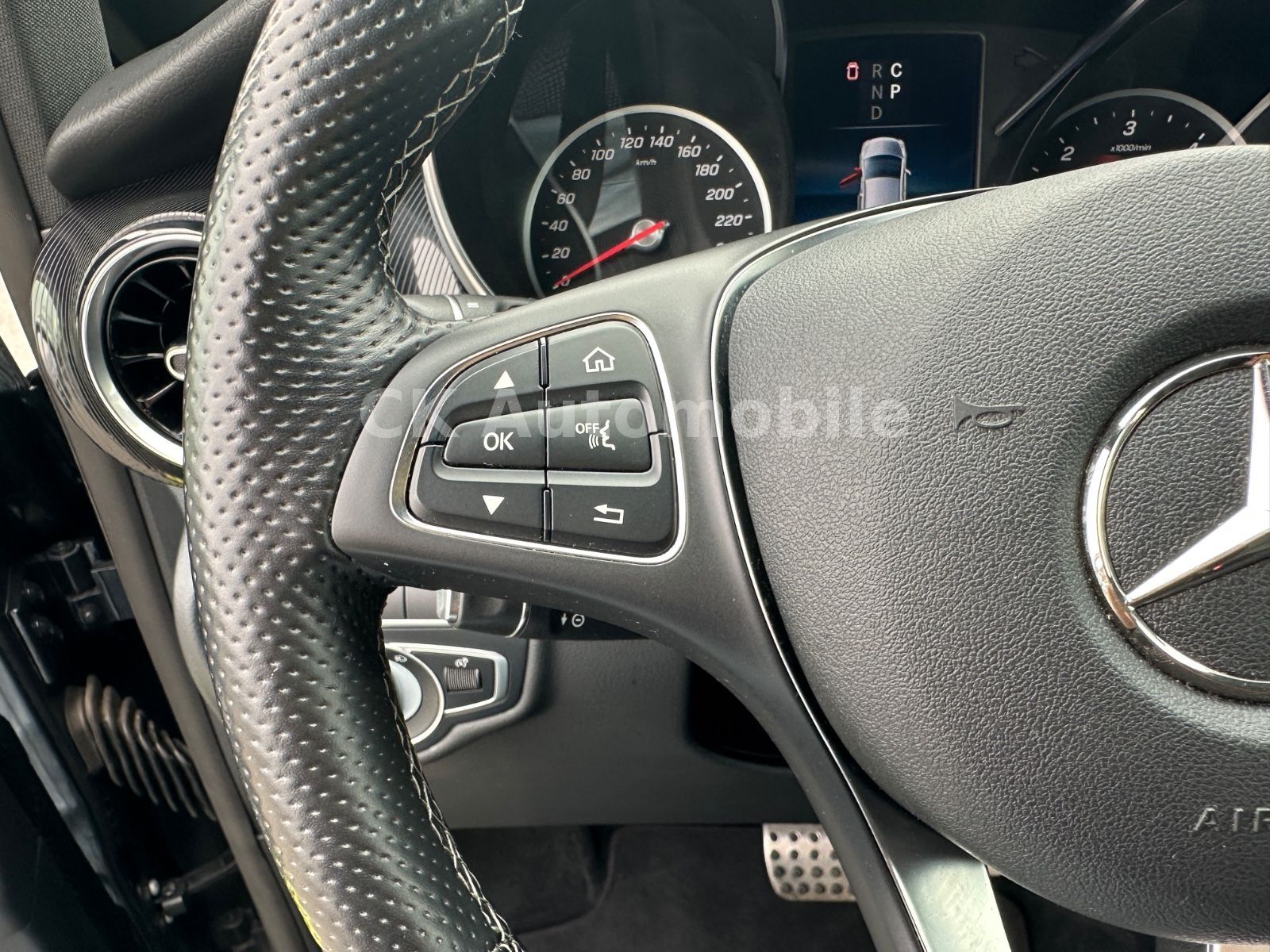 Fahrzeugabbildung Mercedes-Benz V 250d Edition 4MATIC Kompakt AMG-Line / 6 Sitze