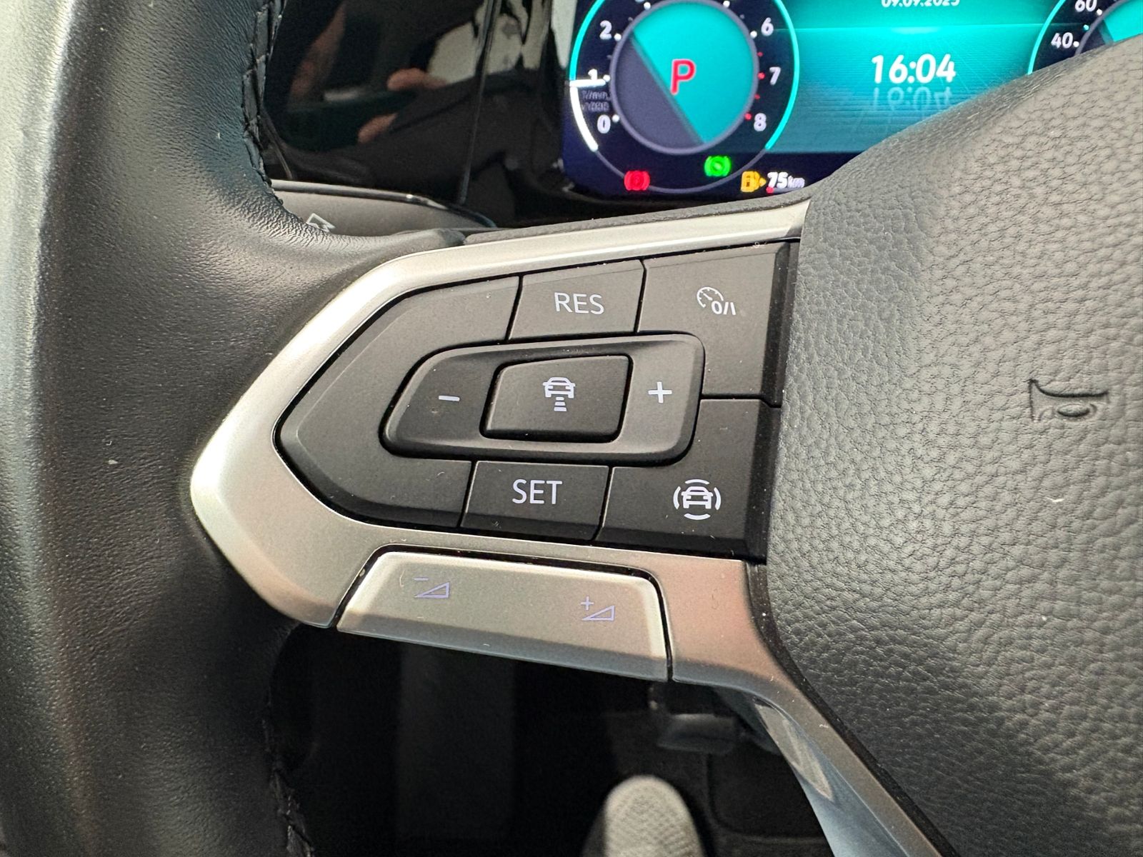 Golf VIII Life 1.0 eTSI DSG LED NAVI ACC PDC SHZ