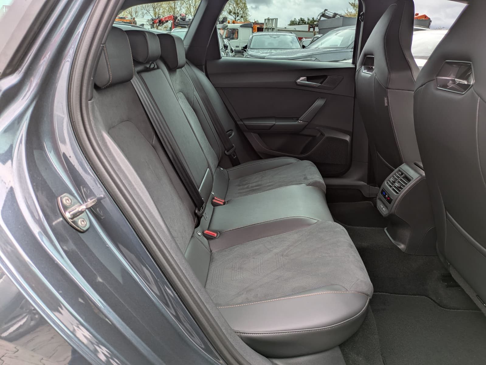 Fahrzeugabbildung CUPRA Leon 1.5 eTSI EDGE MATRIX*ACC*KAM*18"5JGARANTIE