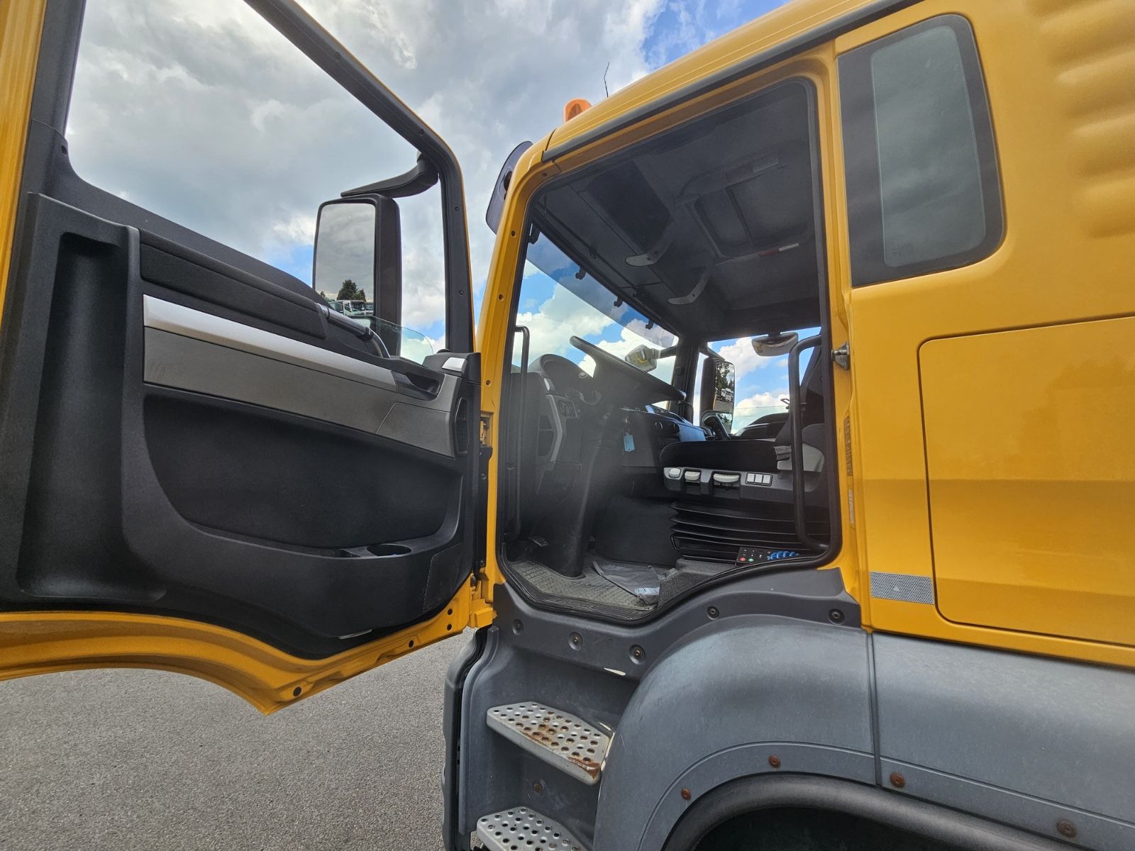 Fahrzeugabbildung MAN TGS 28.400 6x4H HIAB XS 477 JIB Seilwinde