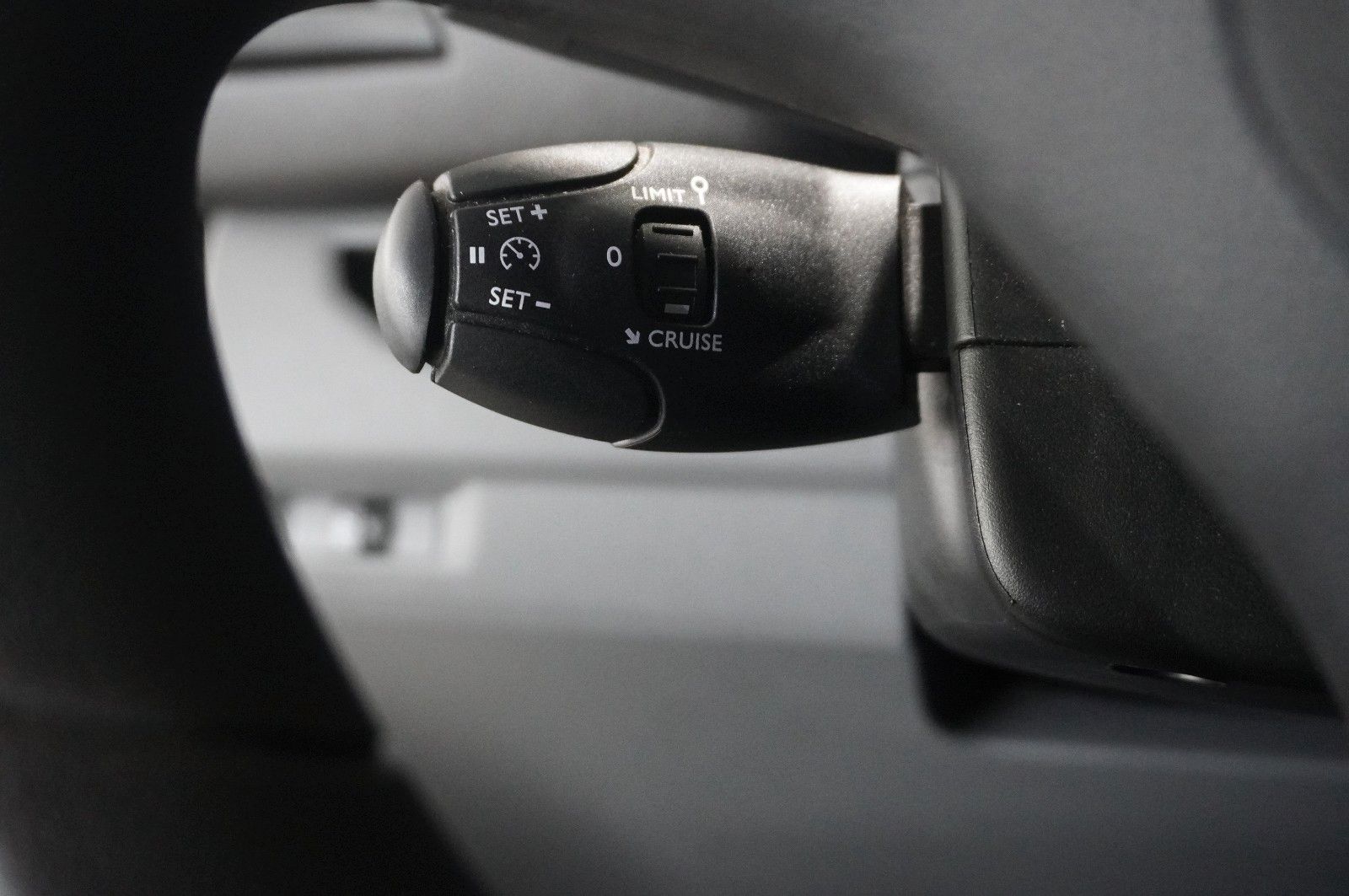 Fahrzeugabbildung Opel Vivaro C Kombi 2.0D "L" 9-SITZER NAVI/TEMP./DAB+