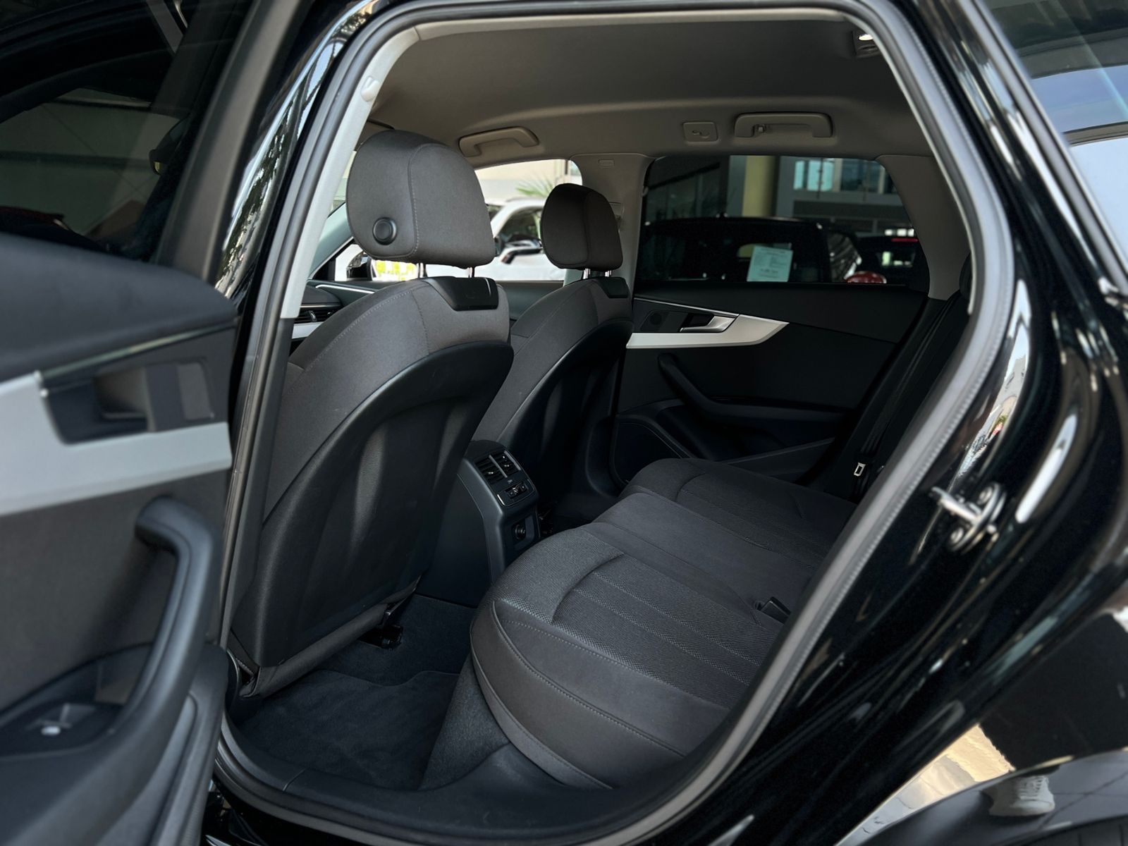 Fahrzeugabbildung Audi A4 Avant 40 TFSI S Line AHK SHZ NAVI KLIMA