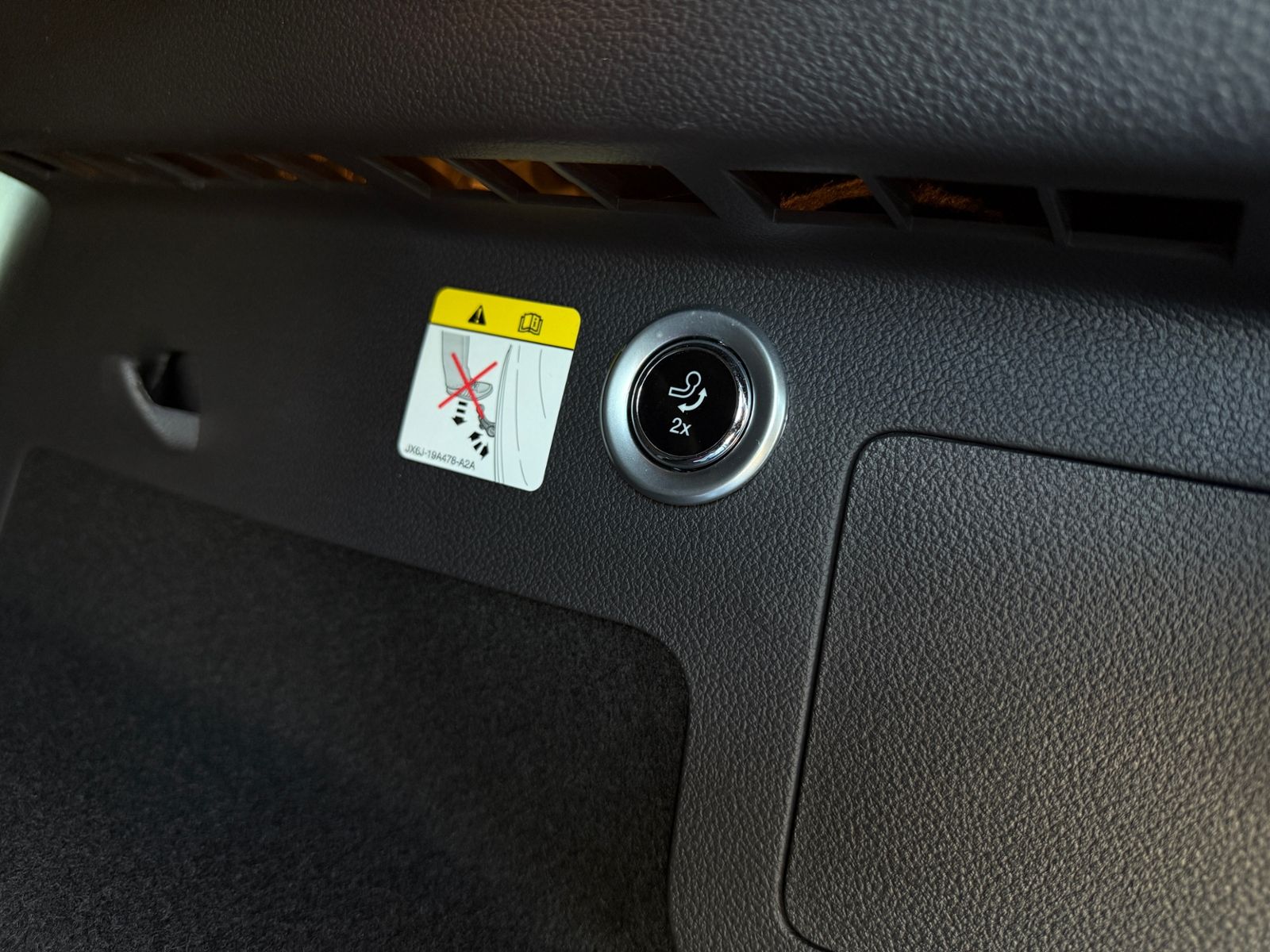 Fahrzeugabbildung Ford Kuga Vignale Allrad PANO AHK SONY XENON
