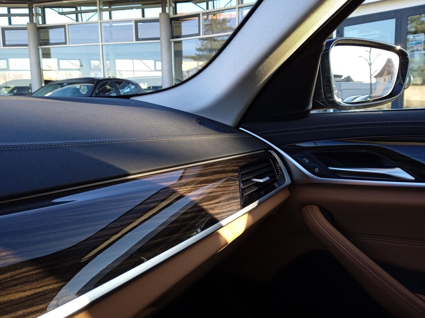 BMW 530 i Tour LuxuryLine Park-Assistent+AHZV+LED+DA