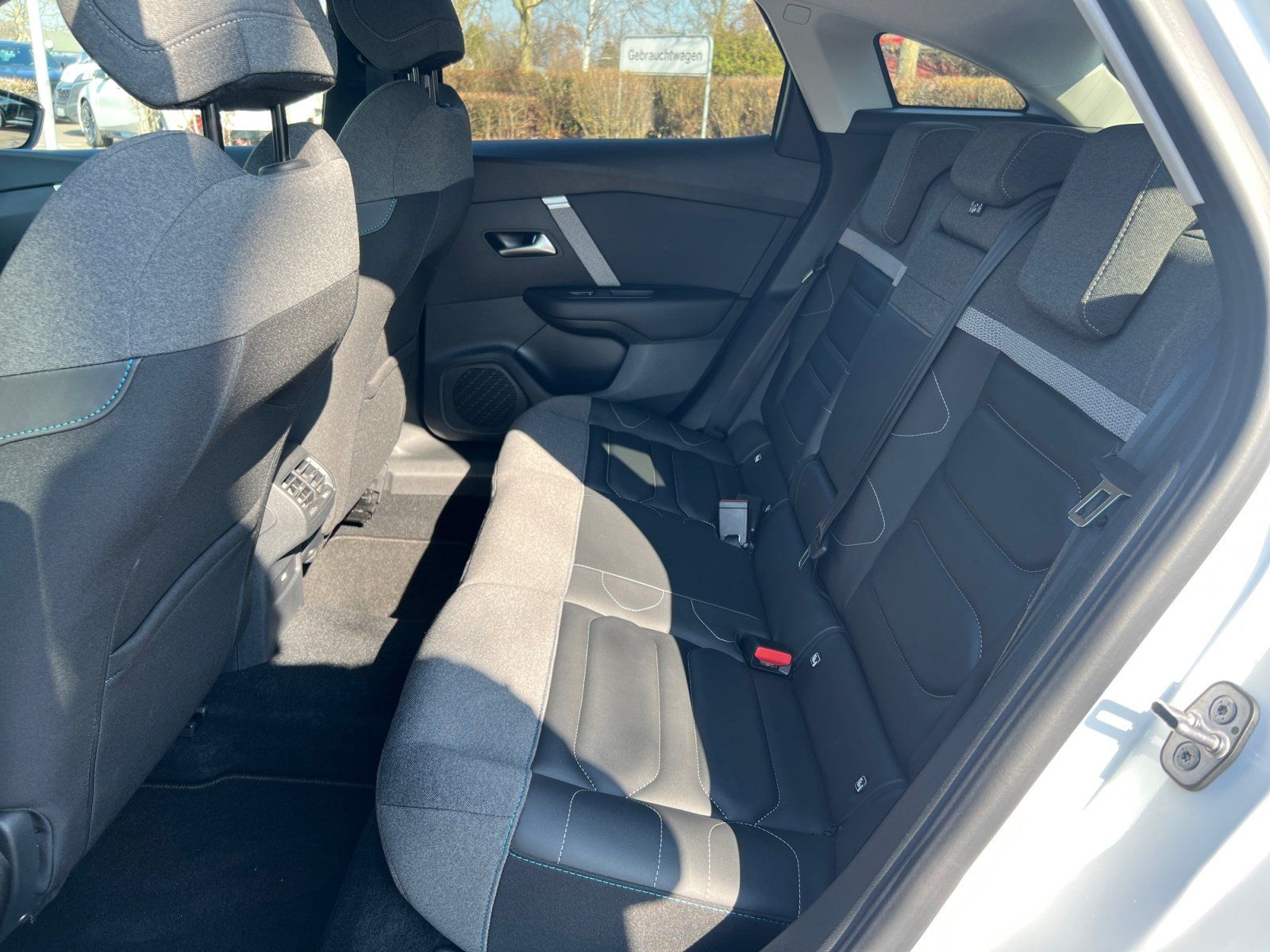 Fahrzeugabbildung Citroën C4 PureTech 130 Shine Kälte Paket Navi DAB Klima