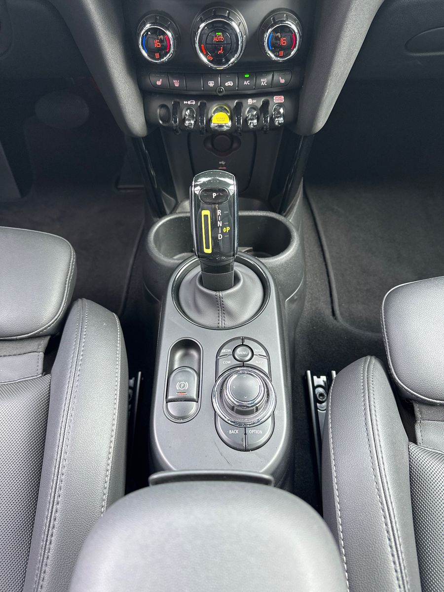 Fahrzeugabbildung MINI Cooper SE Classic Trim Black NAV+LED+KAM+SHZ