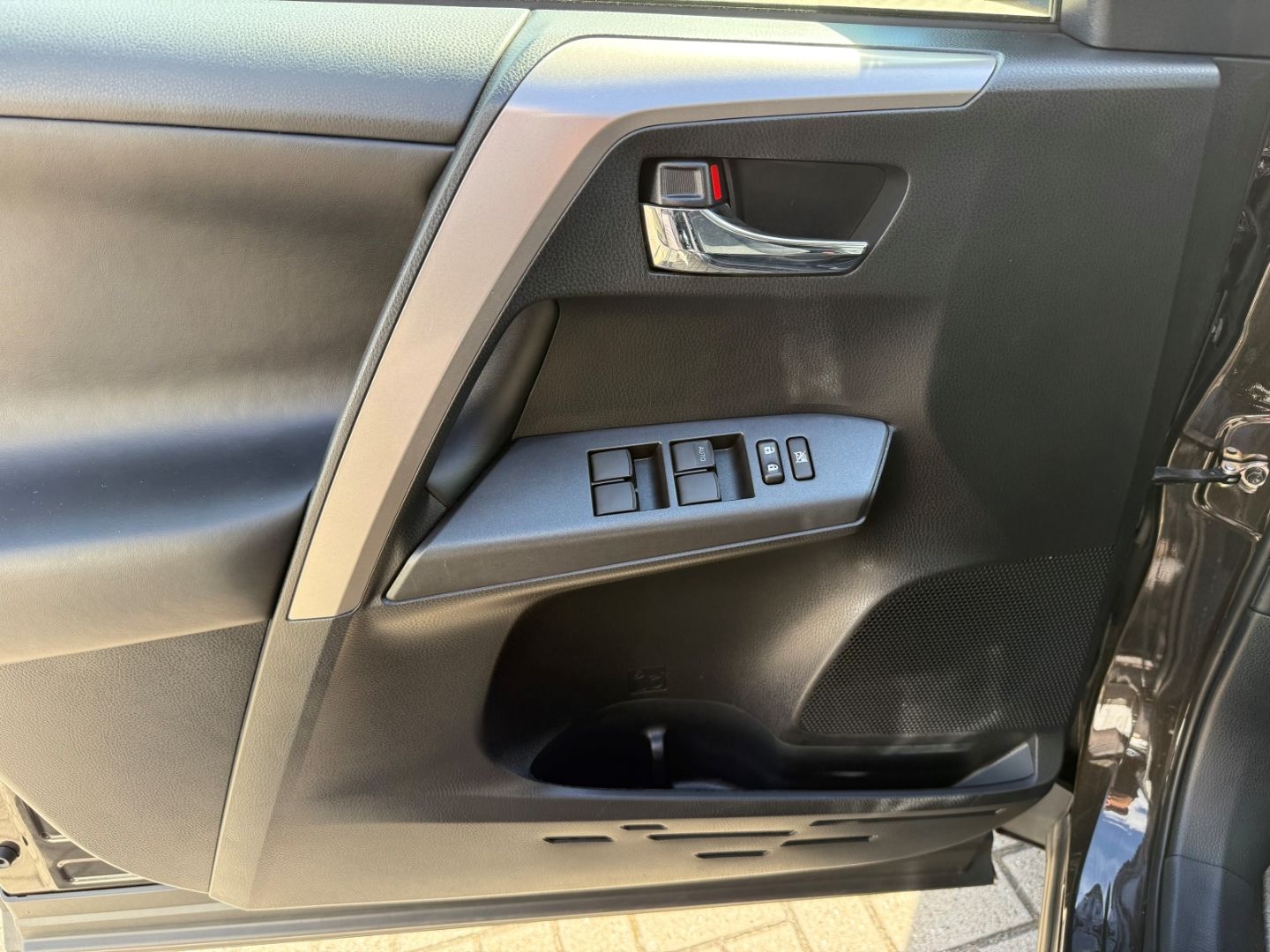TOYOTA RAV 4 Hybrid Edition-S+ 2.5 VVT-i Navi Alu SHZ R - Image 12