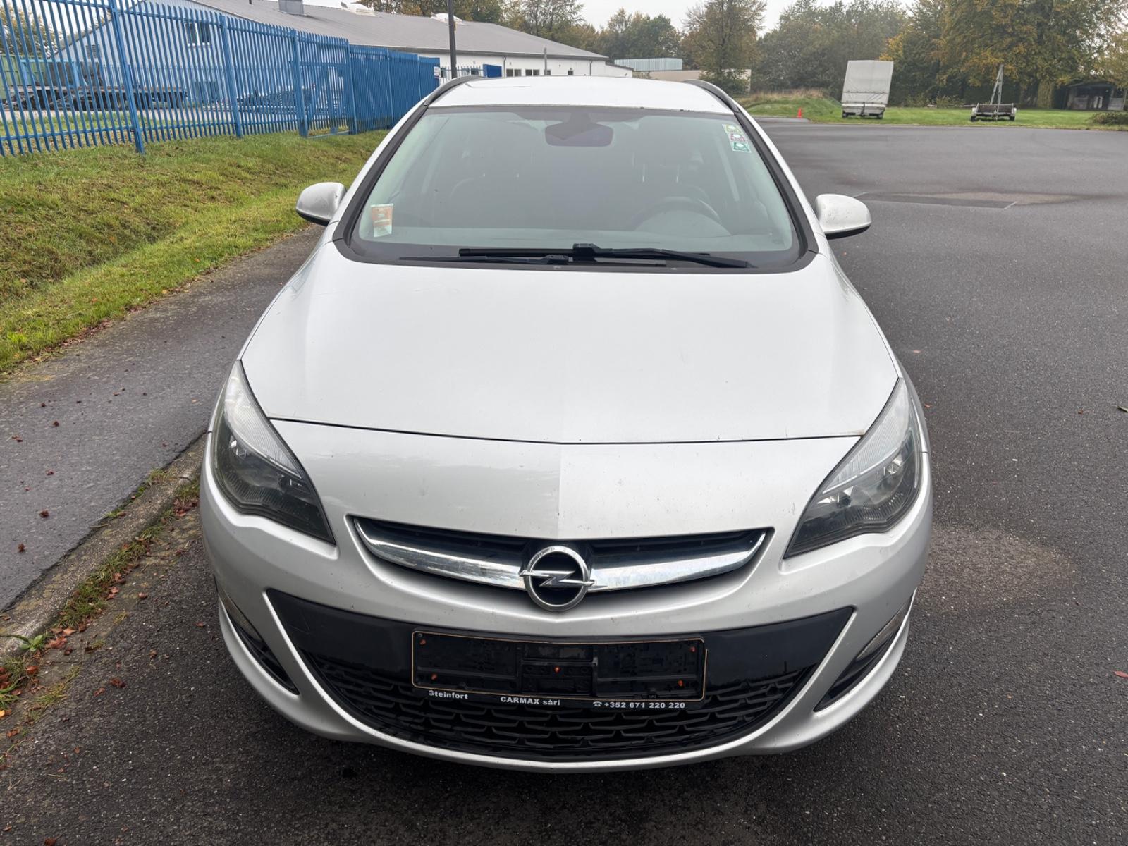 Opel Astra 2015 — вигляд ззаду