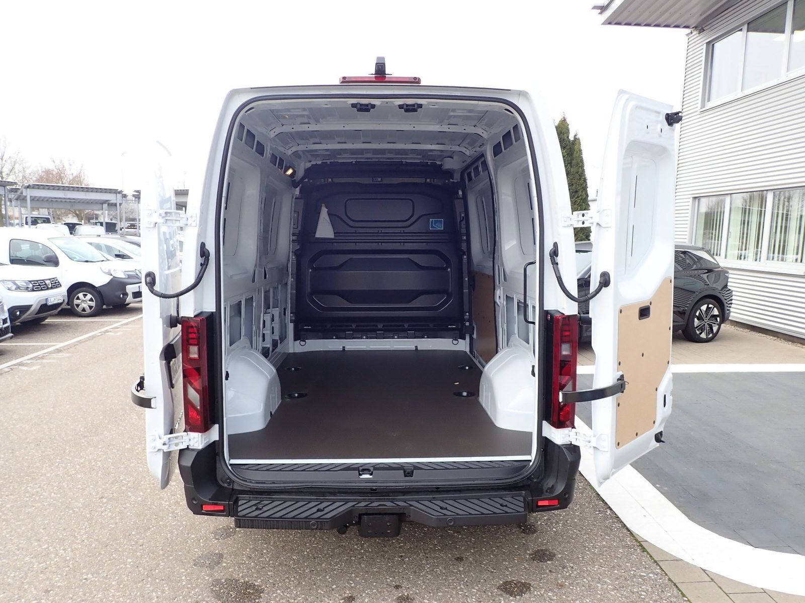 Fahrzeugabbildung Renault Master Kastenwagen FWD Kasten extra L2H2 3,5t Bl