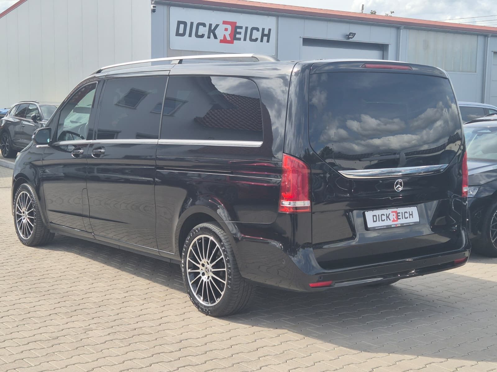 Fahrzeugabbildung Mercedes-Benz V 250 d AVANTGARDE extralang LEDER*LED*BUR*DISTR