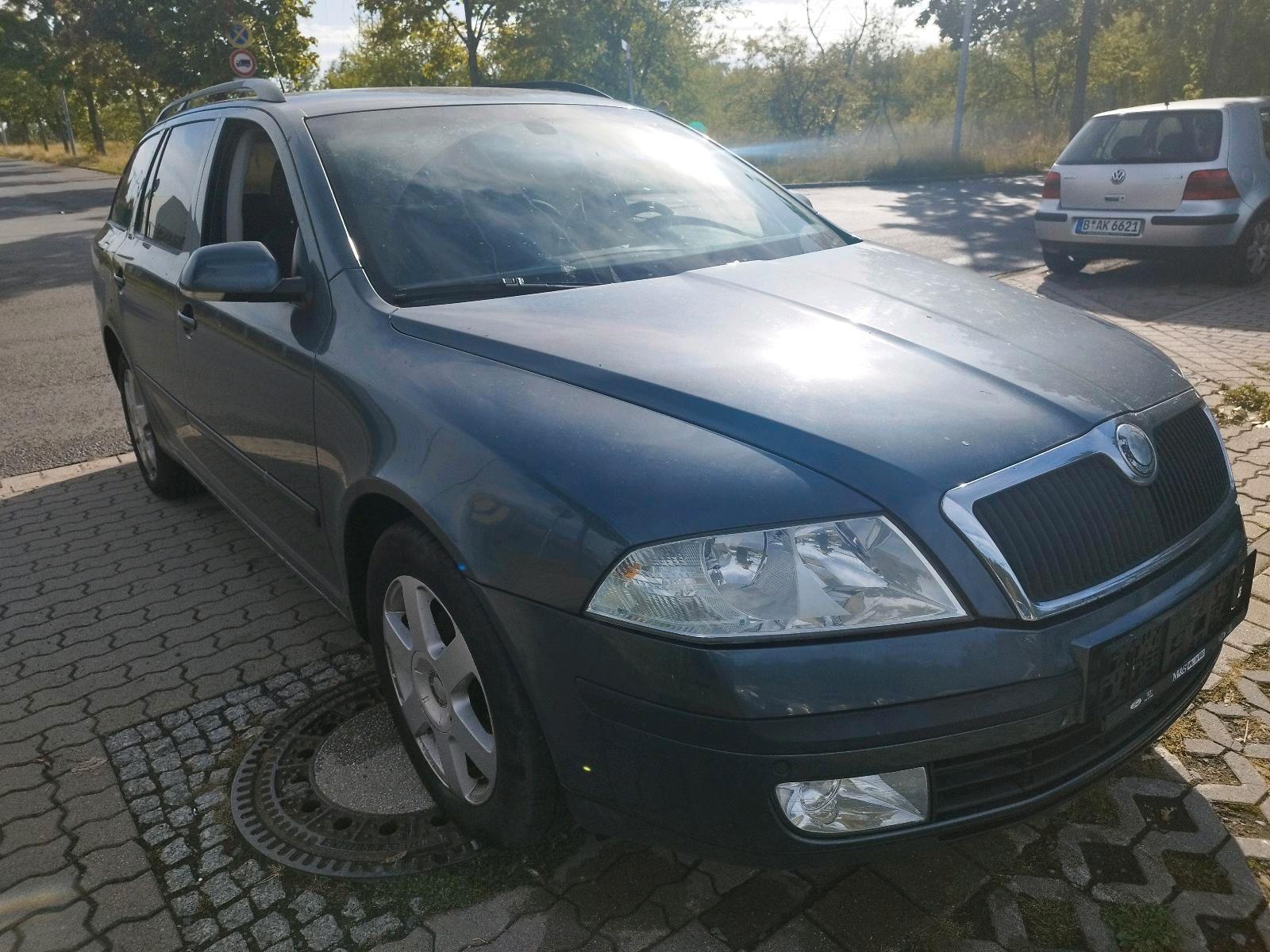 Skoda Octavia 2005 — rear view