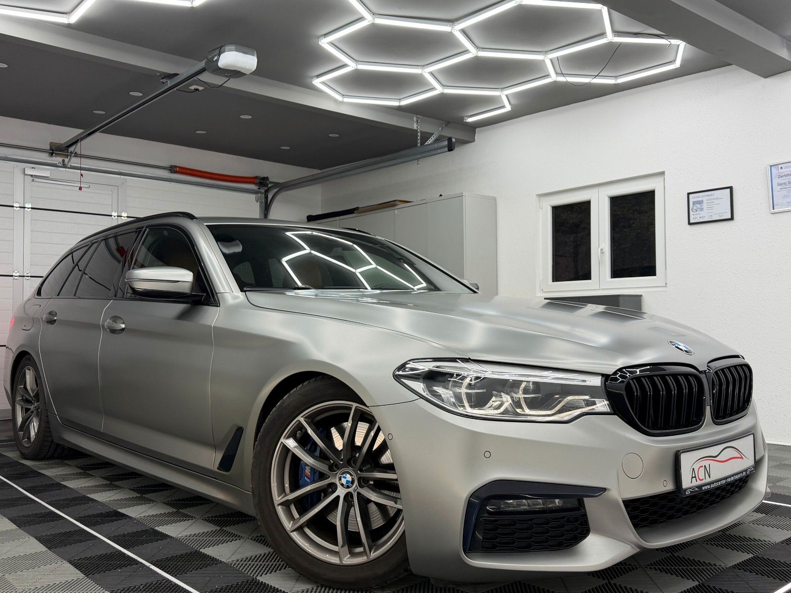 Fahrzeugabbildung BMW 530 d xDrive M SPORT/LED/HuD/FROZEN LACKIERUNG