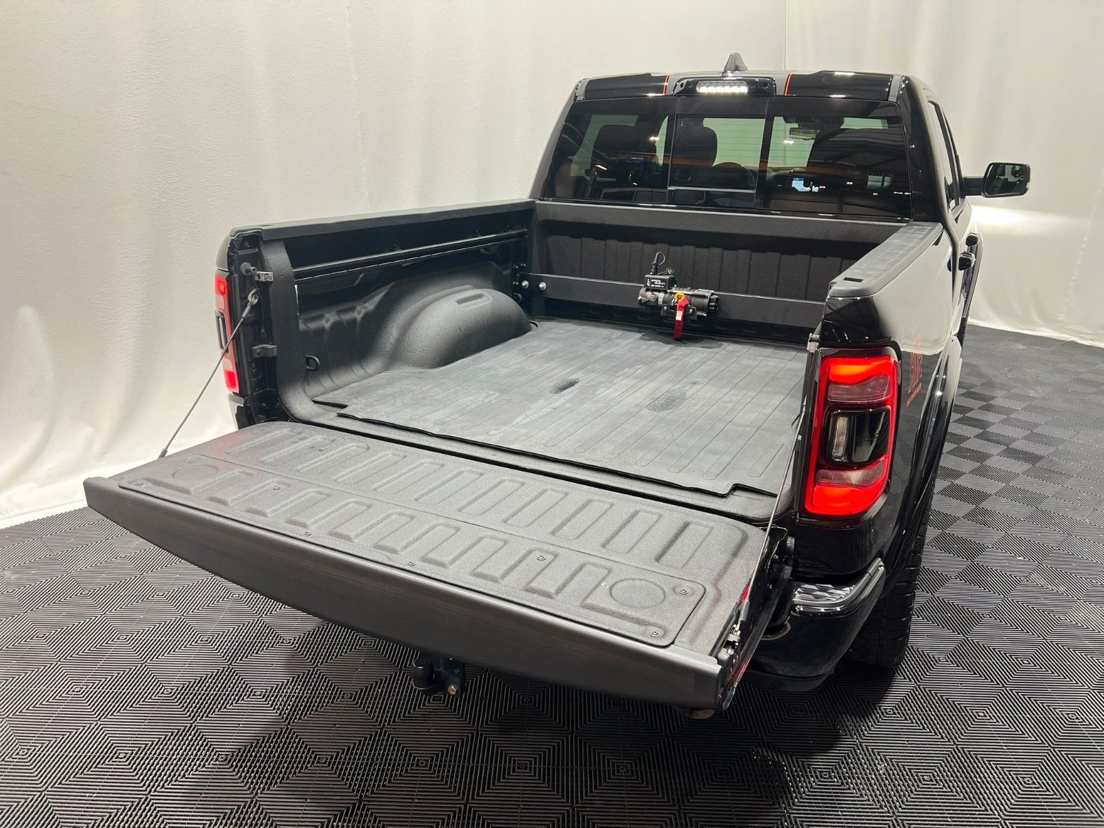 Fahrzeugabbildung Dodge RAM  1500 LIMITED NIGHT CREW CAB 4X4 *RTR UMBAU*