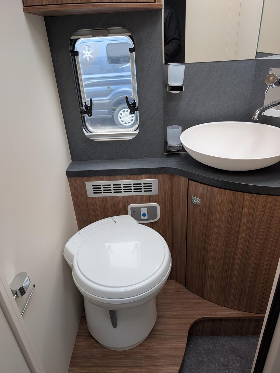 Fahrzeugabbildung Eura Mobil Integra I 890QB Lederpolster + Luminary Plus