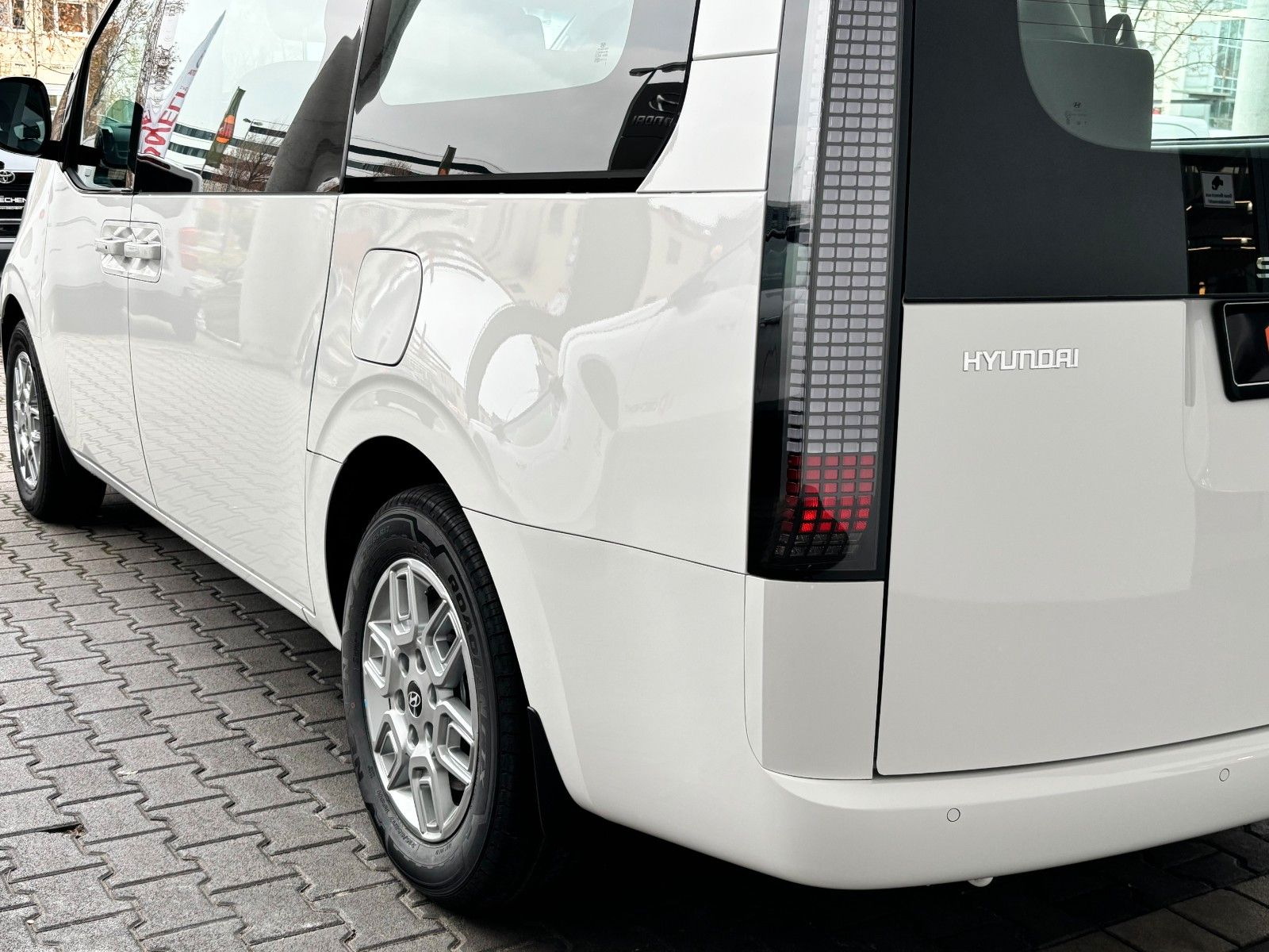 Fahrzeugabbildung Hyundai Staria HEV Trend 225PS Park-/Shuttle-Parket !