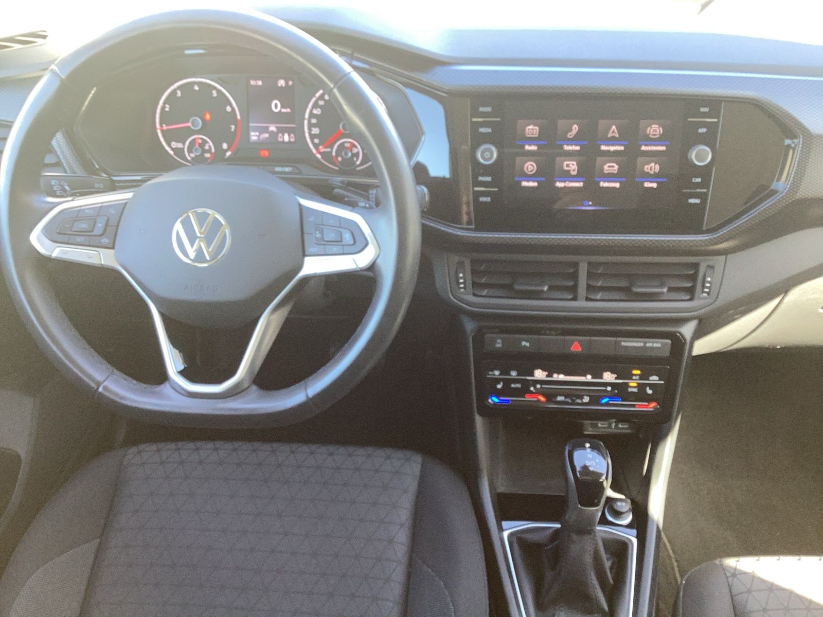 Fahrzeugabbildung Volkswagen T-Cross Life Navi Climatronic PDC SH LM