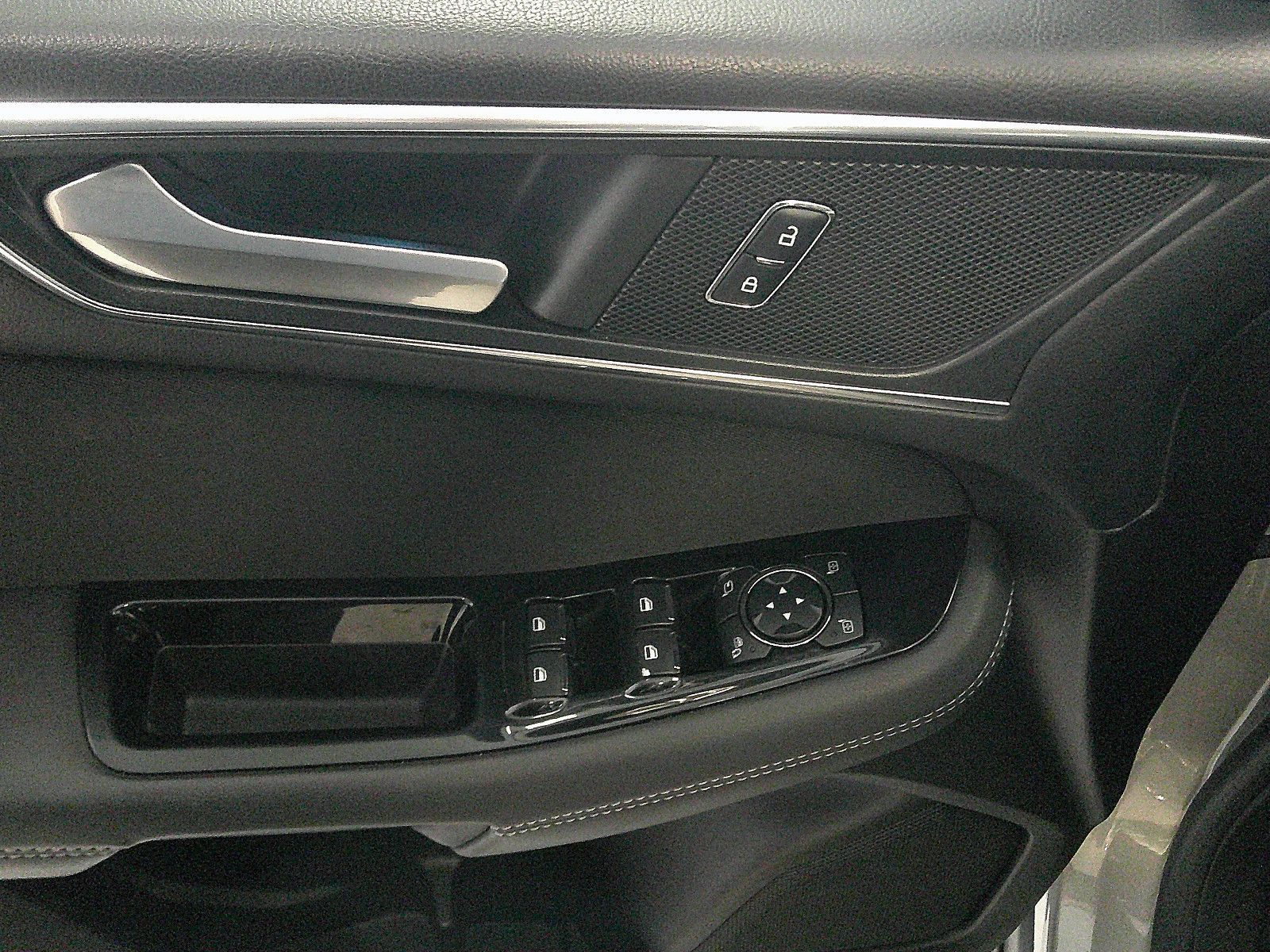 Fahrzeugabbildung Ford S-MAX Titanium / NAVI / DAB / AHK / LED