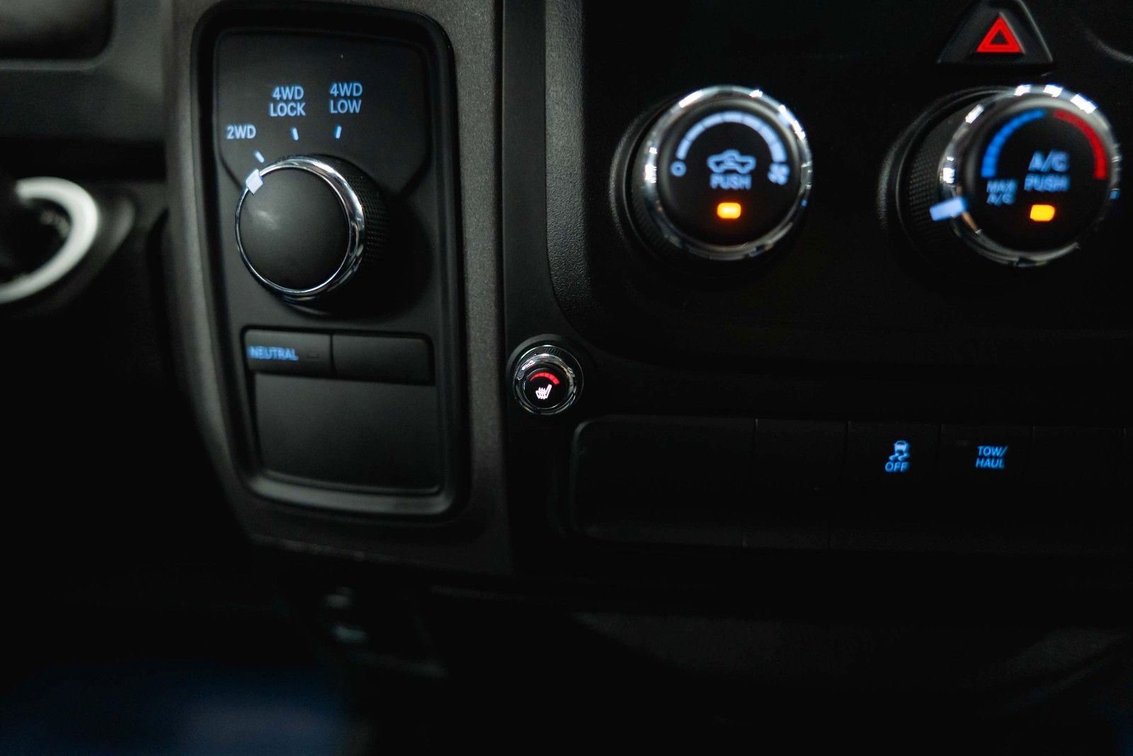 Fahrzeugabbildung Dodge RAM 5.7 V8 HEMI 4x4 OFFROAD Night-Paket *LED*19%