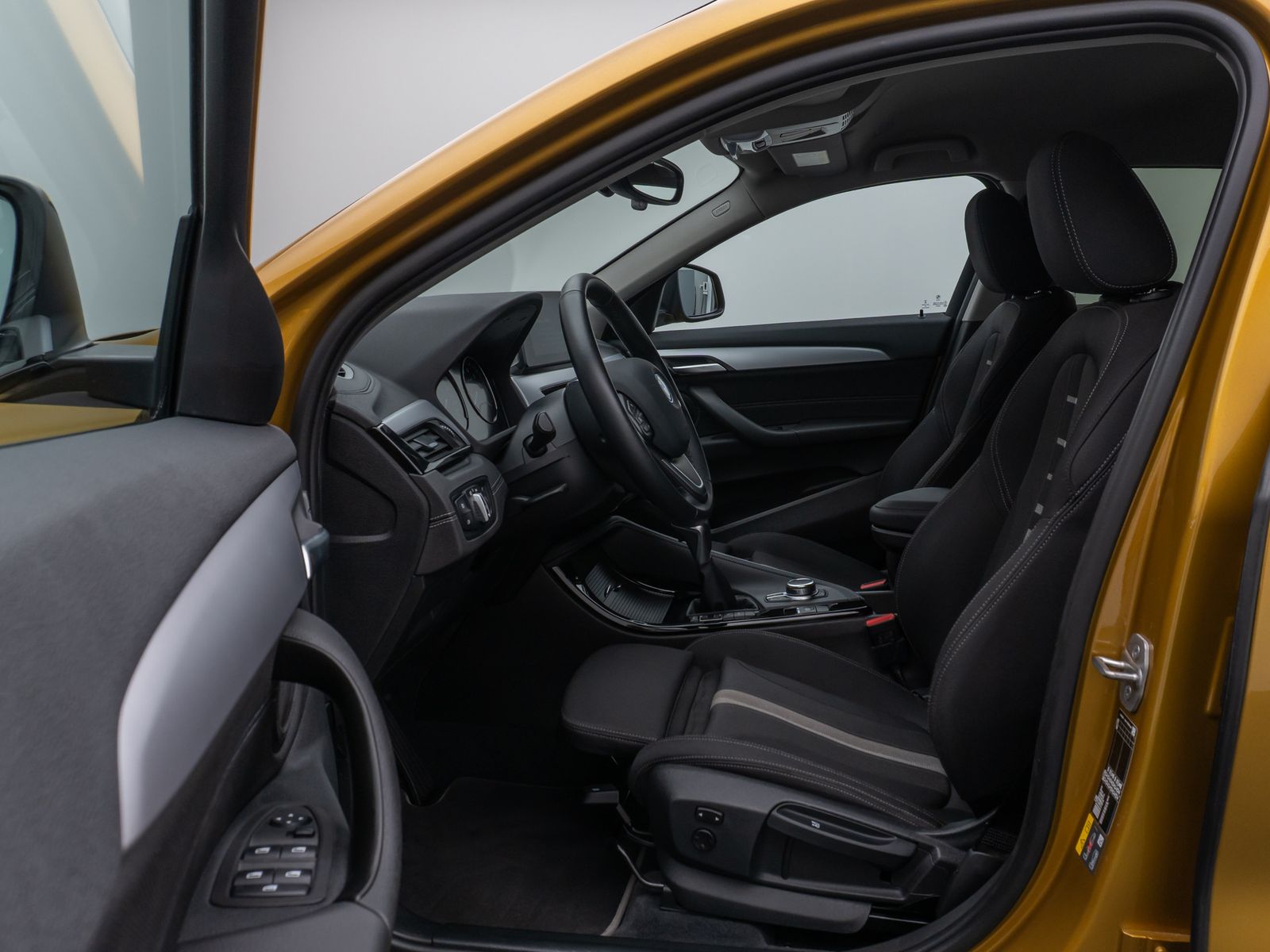 Fahrzeugabbildung BMW X2 xD25e Kamera HUD DAB Navi+ Alarm Sport LED