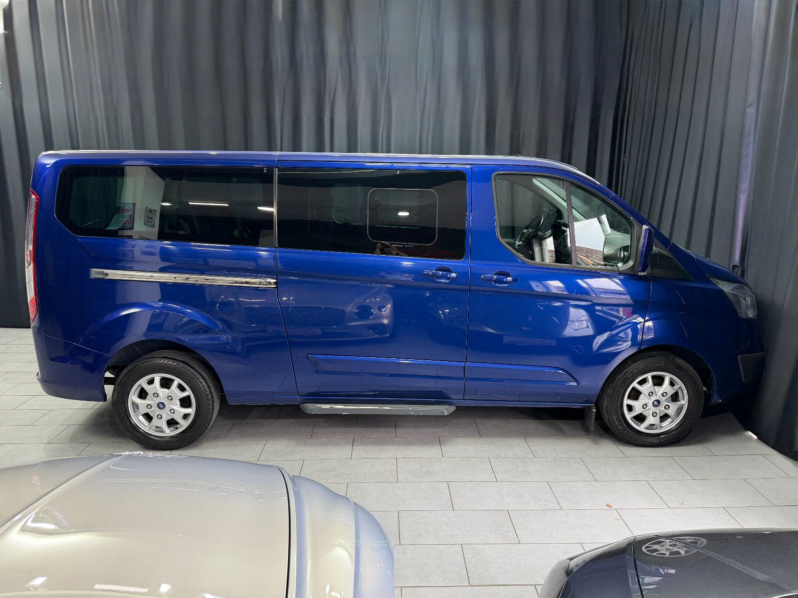 Fahrzeugabbildung Ford Tourneo Custom 300|AC|PDC|NAVI|8-SITZE