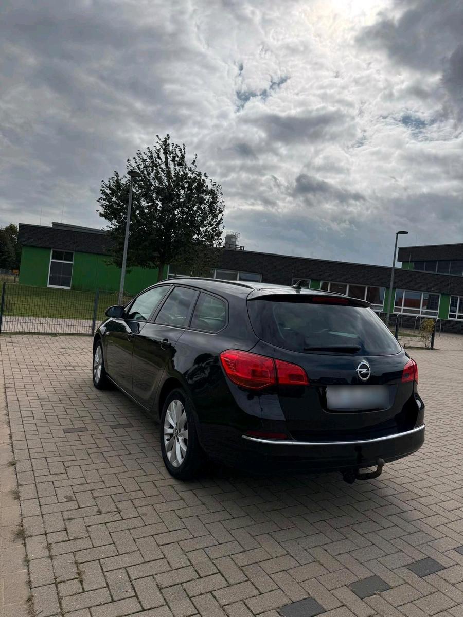 Opel Astra 2013 — interior