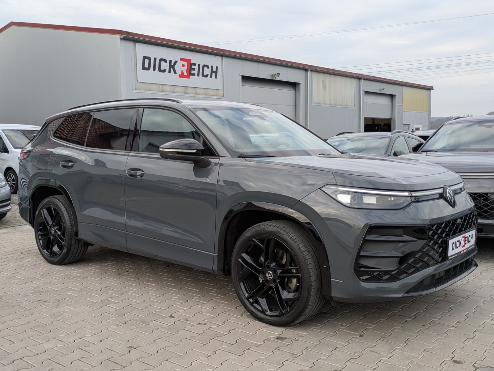 Fahrzeugabbildung Volkswagen Tayron 2.0 TDI 4M R-Line BLACK*7Si*MATRIX*PANO