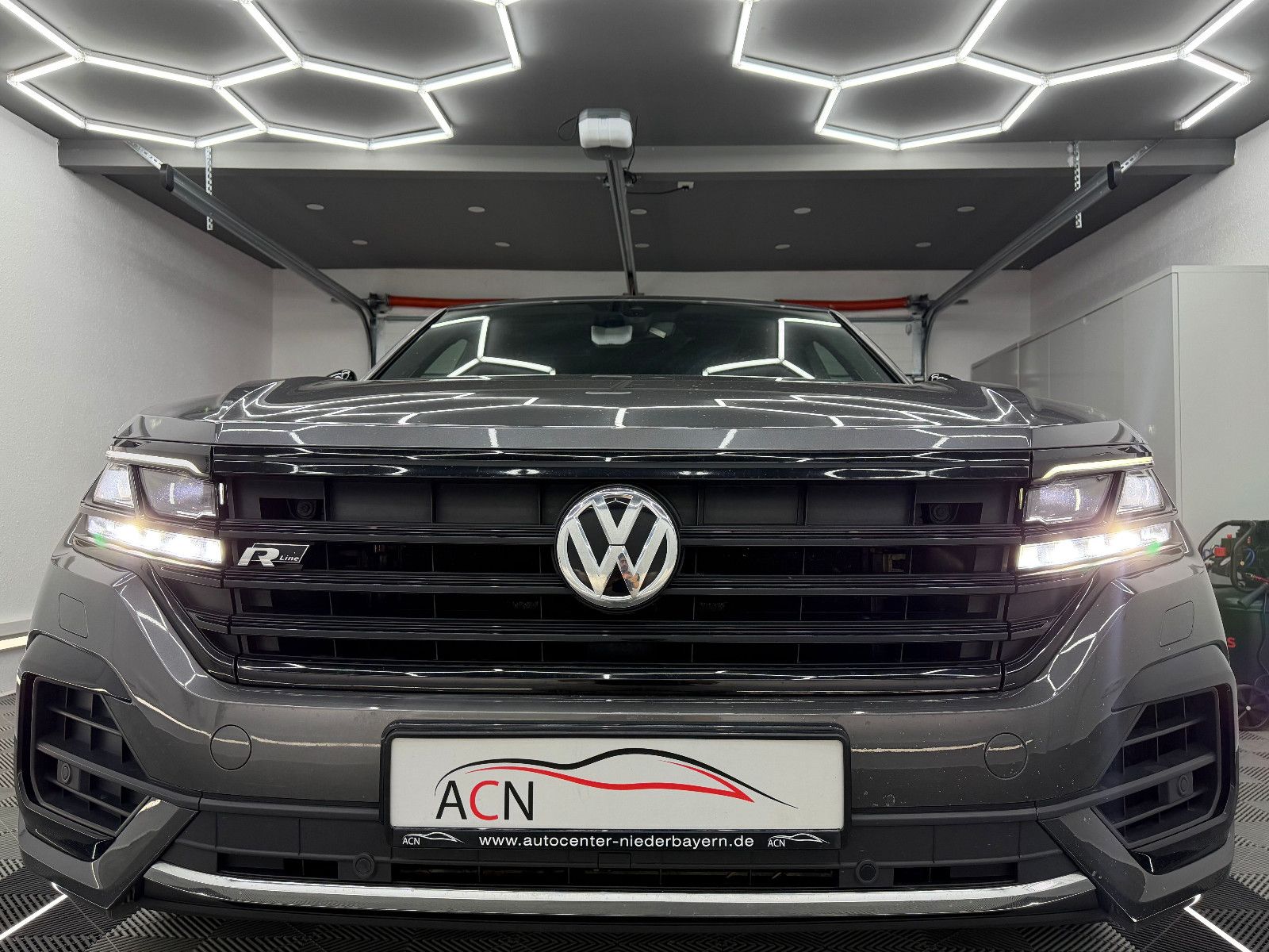 Fahrzeugabbildung Volkswagen Touareg 4Motion R-LINE/DAB+/MATRIX IQ/AHK/21 ZO