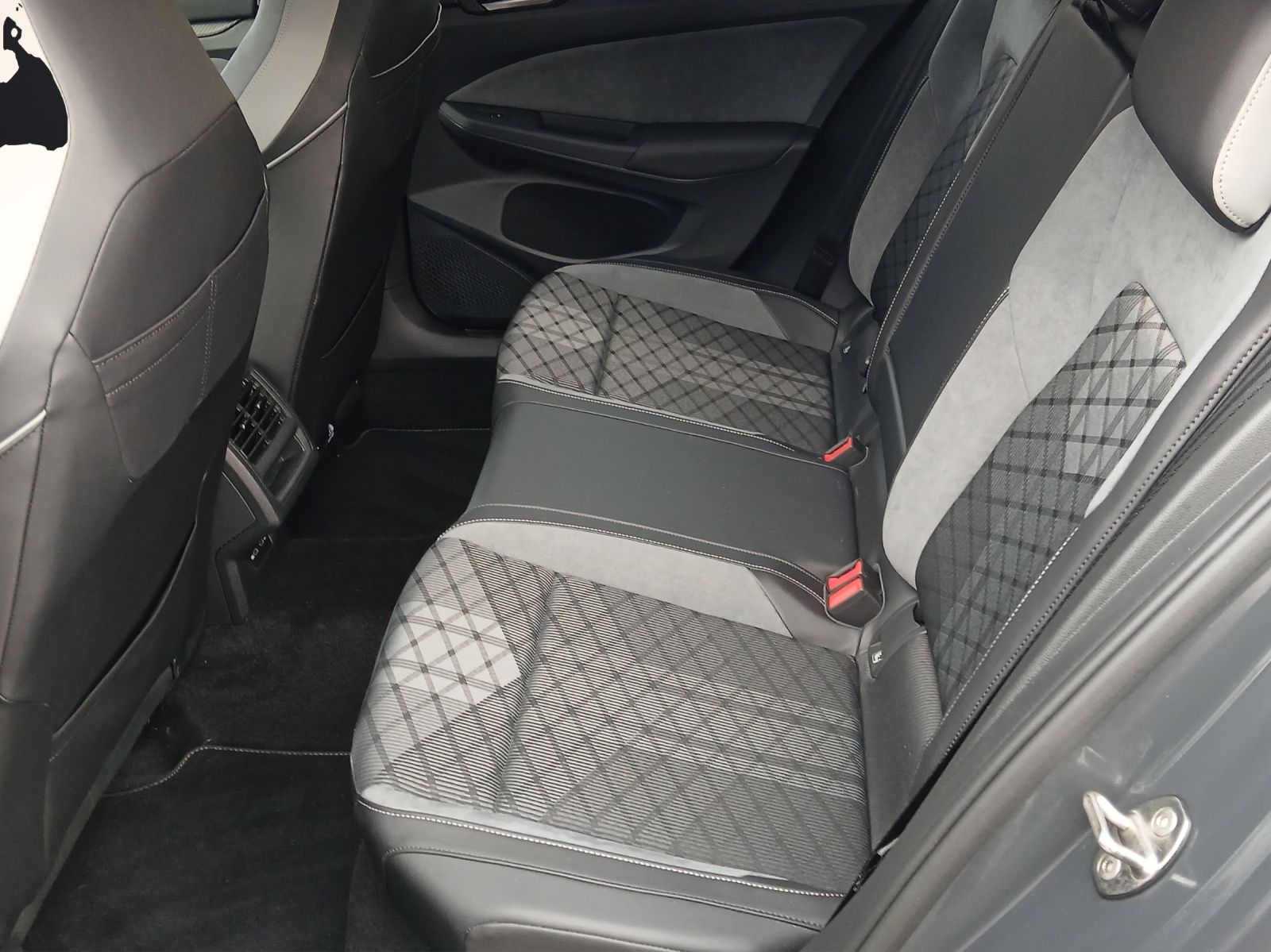 Fahrzeugabbildung Volkswagen Golf VIII Variant TSI R-Line LED AHK Navi AID AC