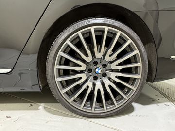 BMW 750 - 8
