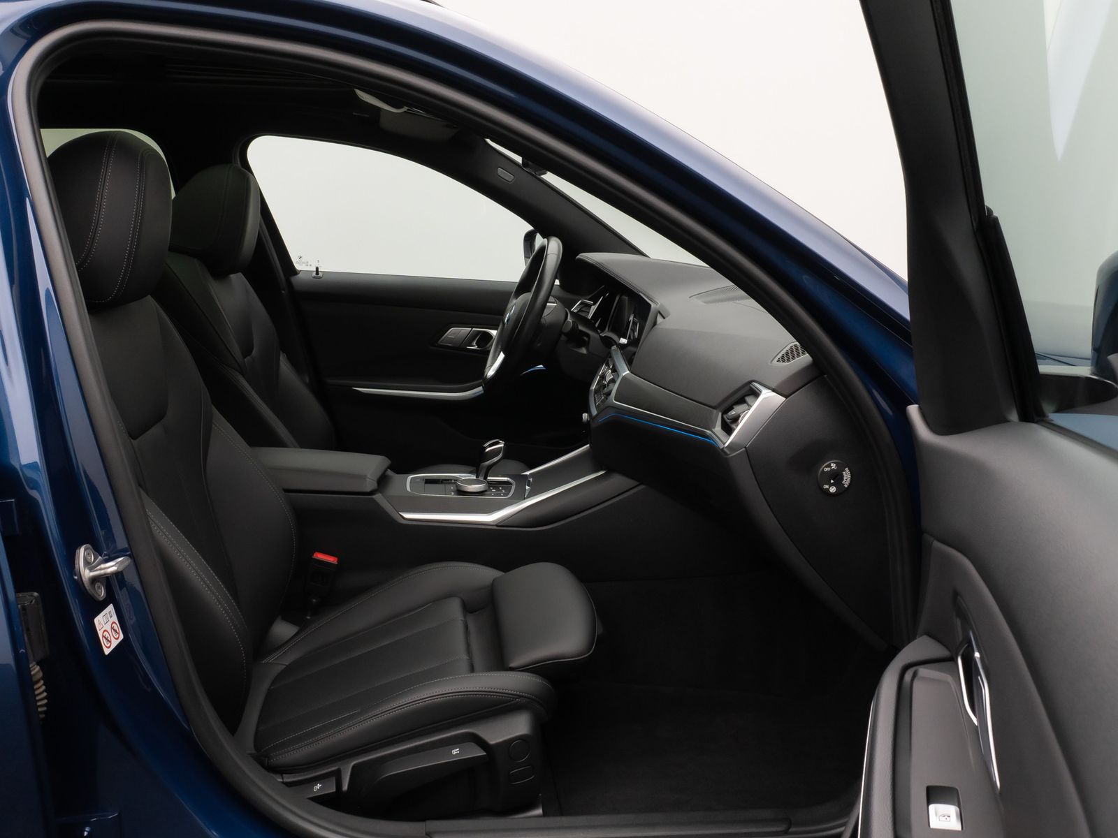 Fahrzeugabbildung BMW 330e xD Luxury Line Panorama Kamera HUD DAB AHK