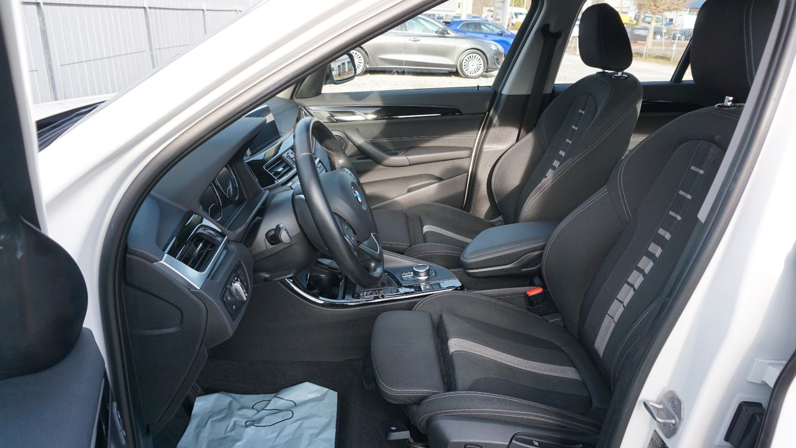 Fahrzeugabbildung BMW X1 sDrive 18i Sport Line, Kamera, PDC, Panorama