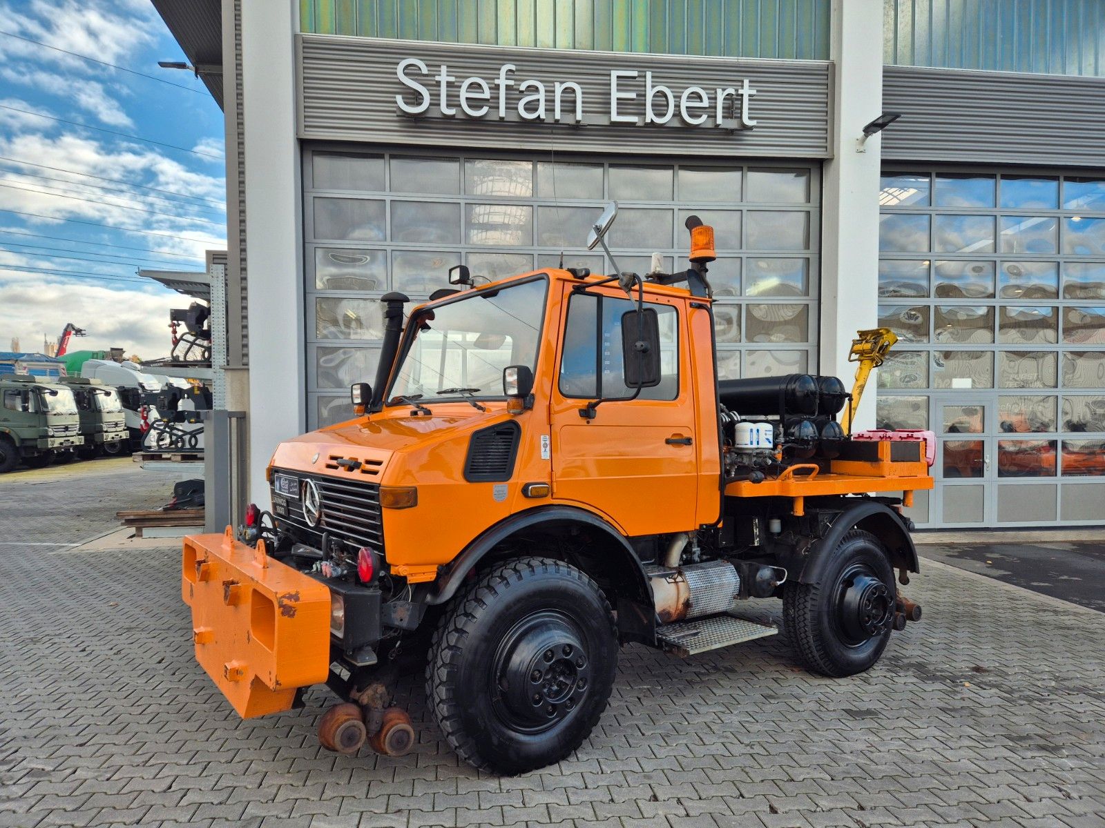 Fahrzeugabbildung Mercedes-Benz Unimog U1600 4x4 Zweiweg ZW 100 S Railway 11584h