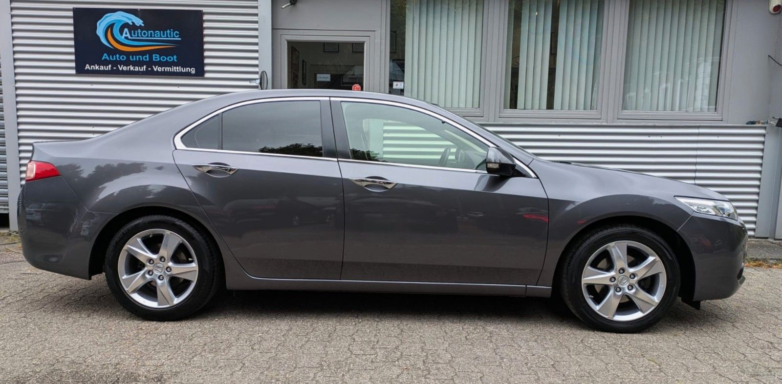 Fahrzeugabbildung Honda Accord 2.0i KLIMAAUT SITZHEIZUNG XENON GARANTIE!