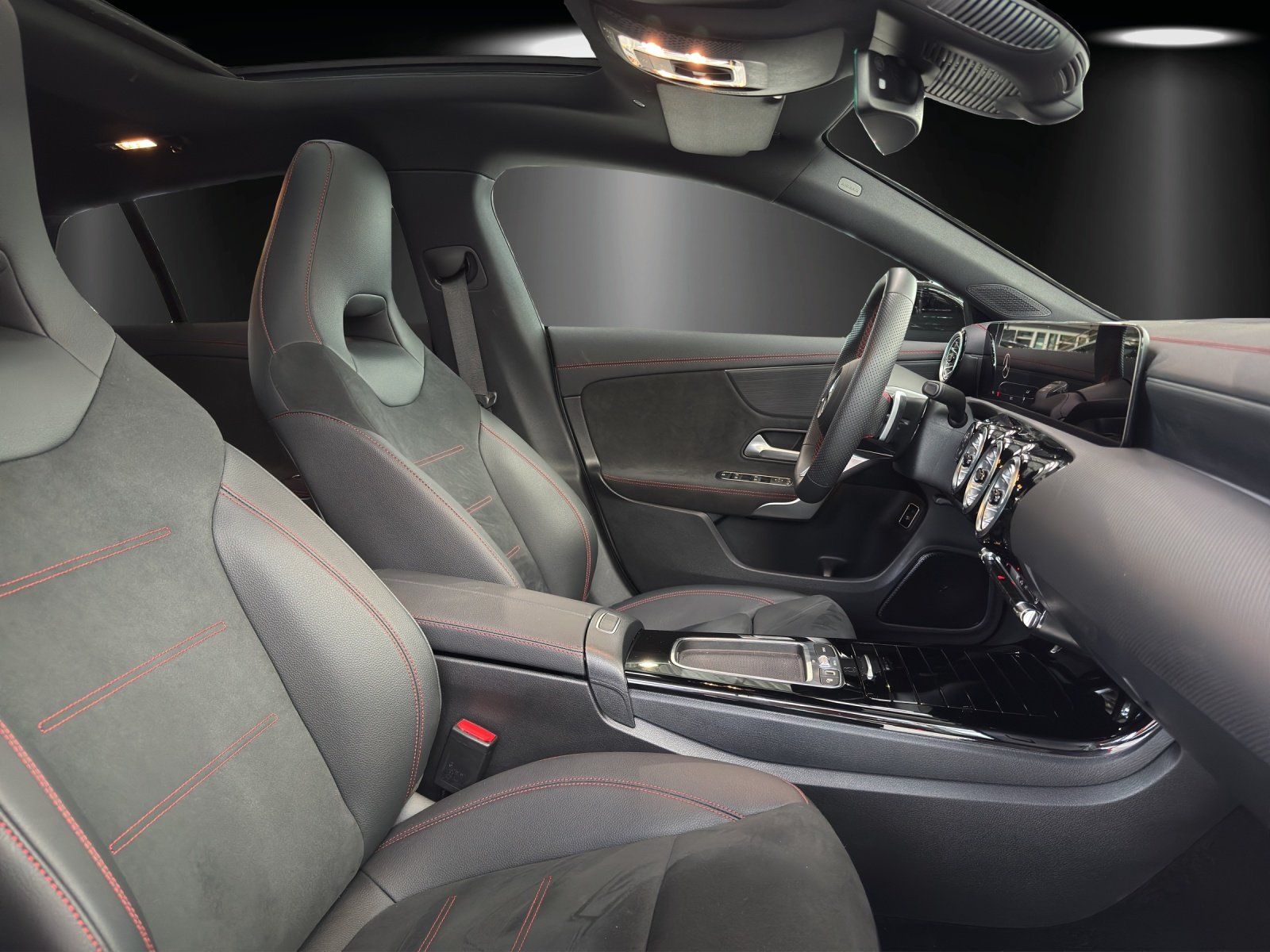 Fahrzeugabbildung Mercedes-Benz CLA 200 Shooting Brake AMG Pano AHK Distronic