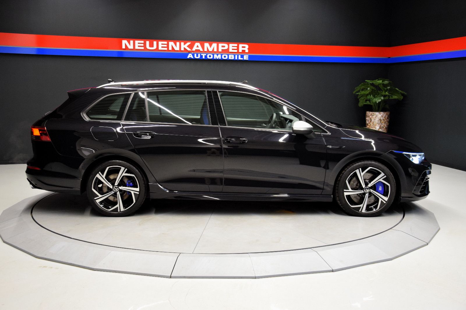 Fahrzeugabbildung Volkswagen Golf VIII Variant R 4Motion Pano ACC Sitzbel.