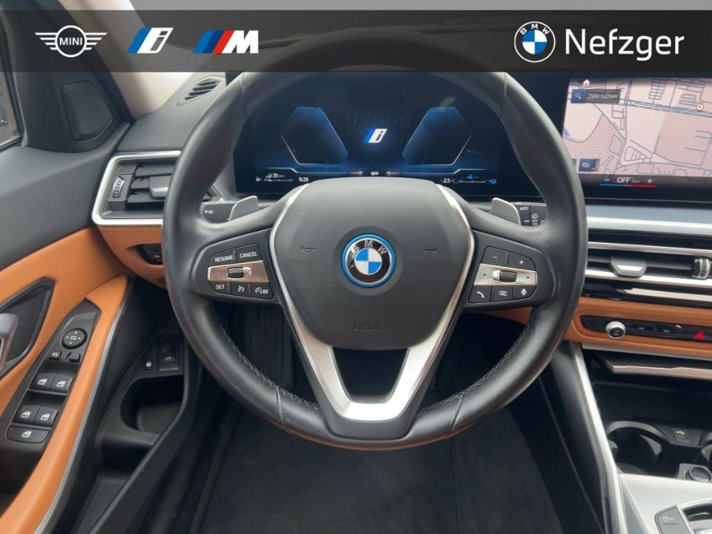 BMW 320 e xDrive Touring Navi Pano HiFi RFK Sportsit foto 11