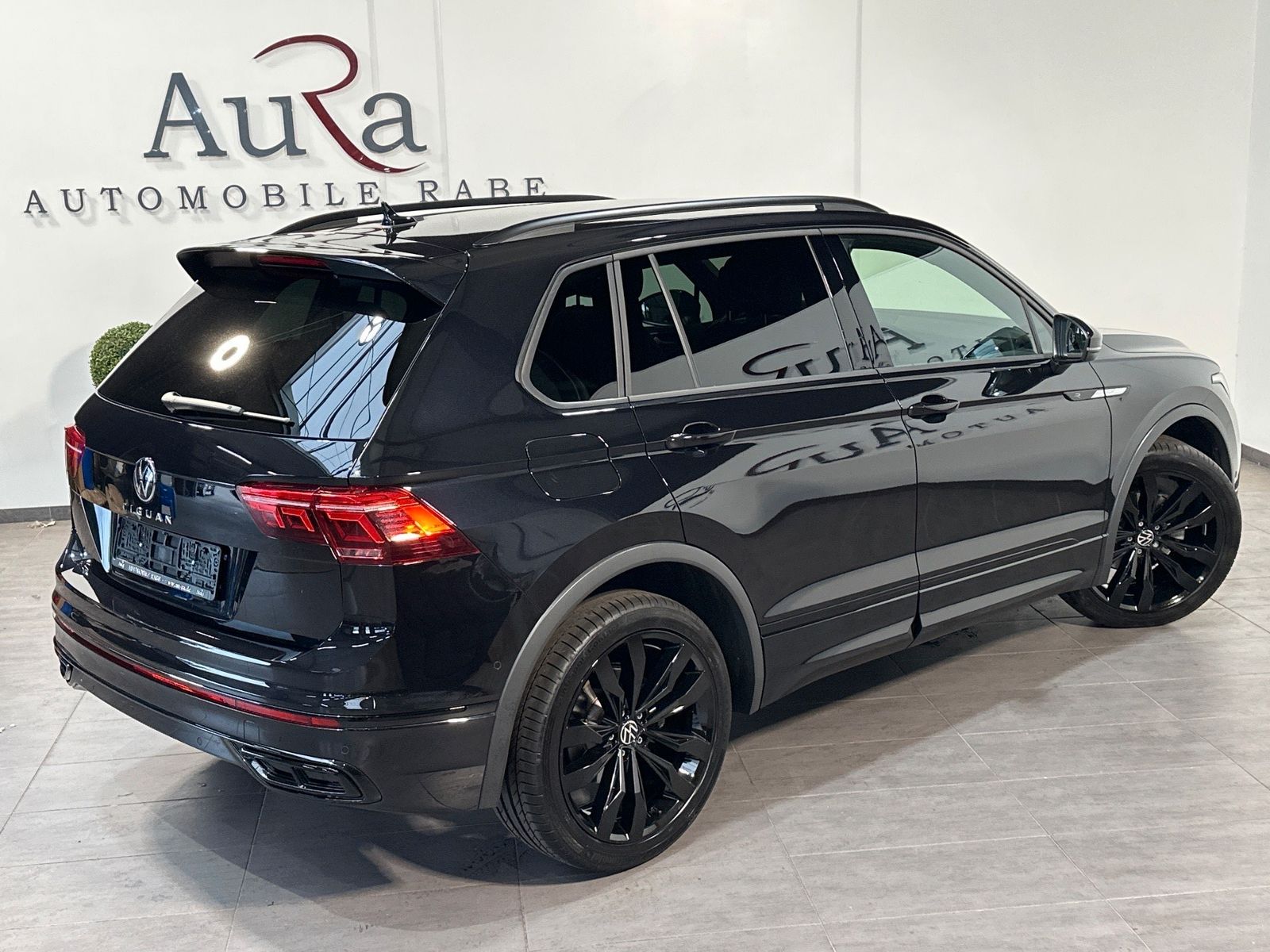 Fahrzeugabbildung Volkswagen Tiguan 1.5 TSI DSG R-Line NAV+LED+20ZO+HUD
