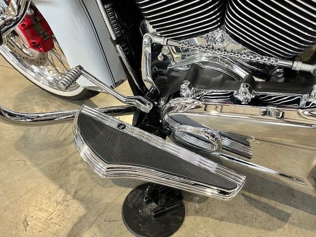 Fahrzeugabbildung Harley-Davidson FLDE Deluxe Chicano Umbau Mega Bike