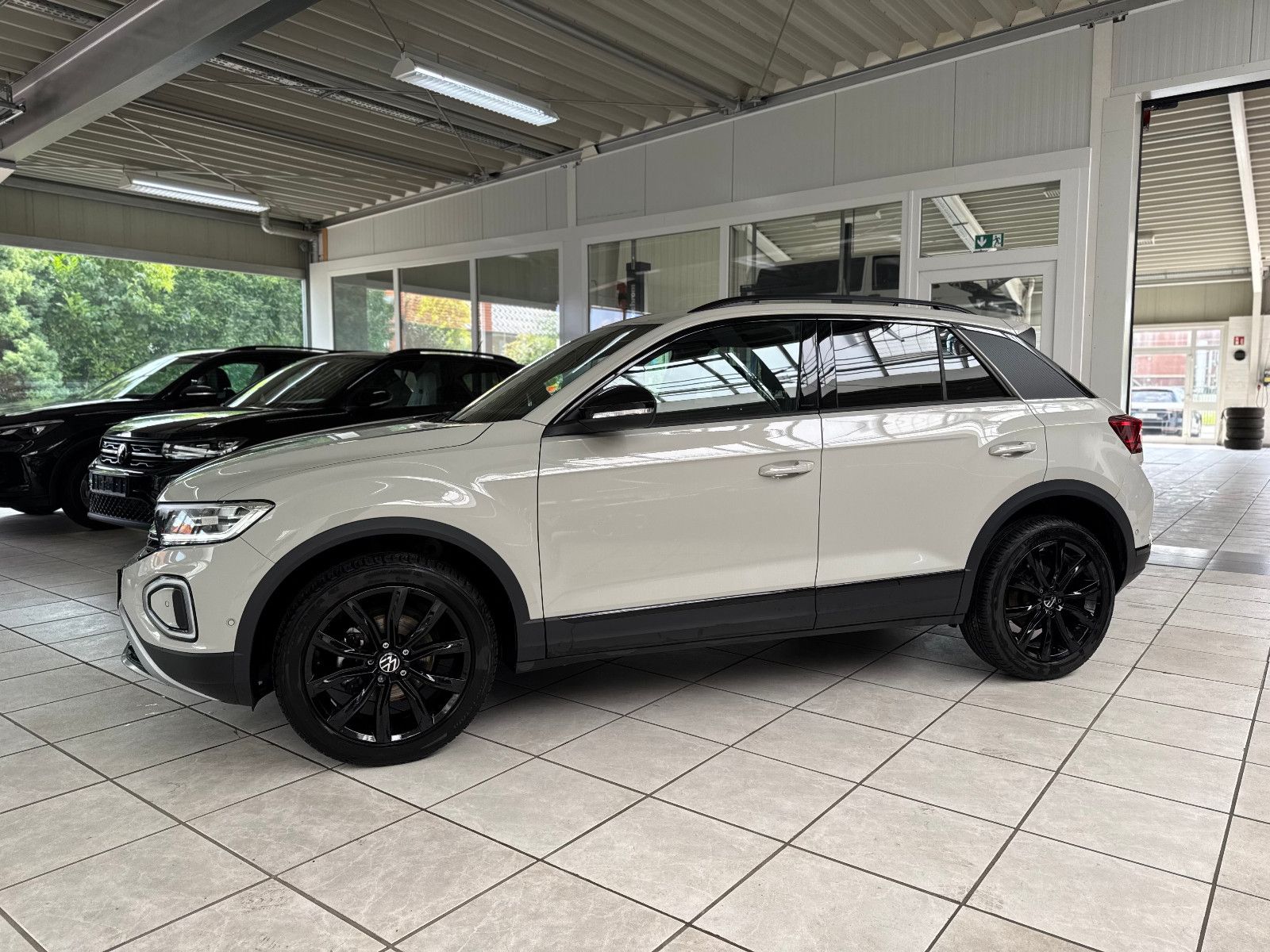 Fahrzeugabbildung Volkswagen T-Roc Black Style+ACC+NAVI+LED+AHK+DIGIT.TACHOw