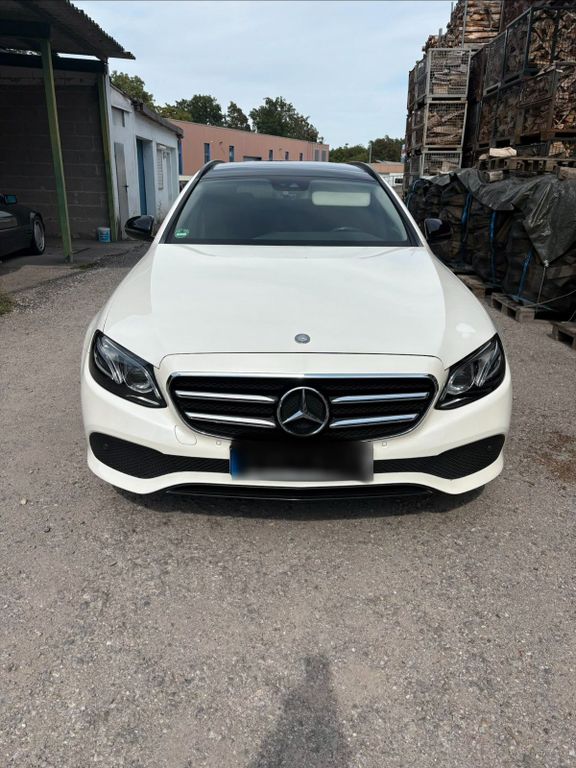 Image of Mercedes-Benz E 220