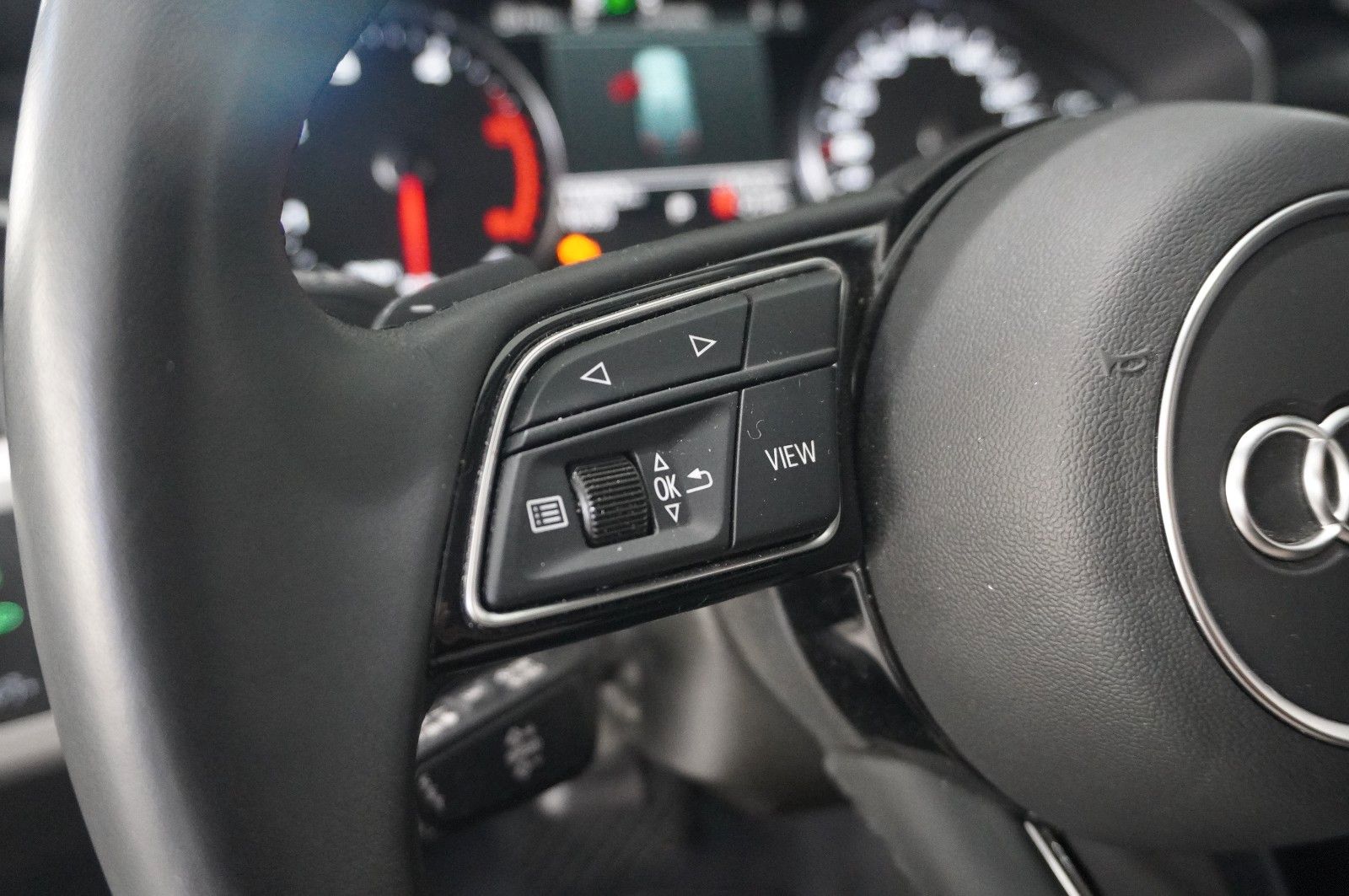 Fahrzeugabbildung Audi A4 Avant 35 TDI S-TRONIC NAVI/LED/KAMERA/SHZ/DAB