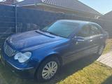 Mercedes-Benz C200  - blaue Mercedes-Benz 200