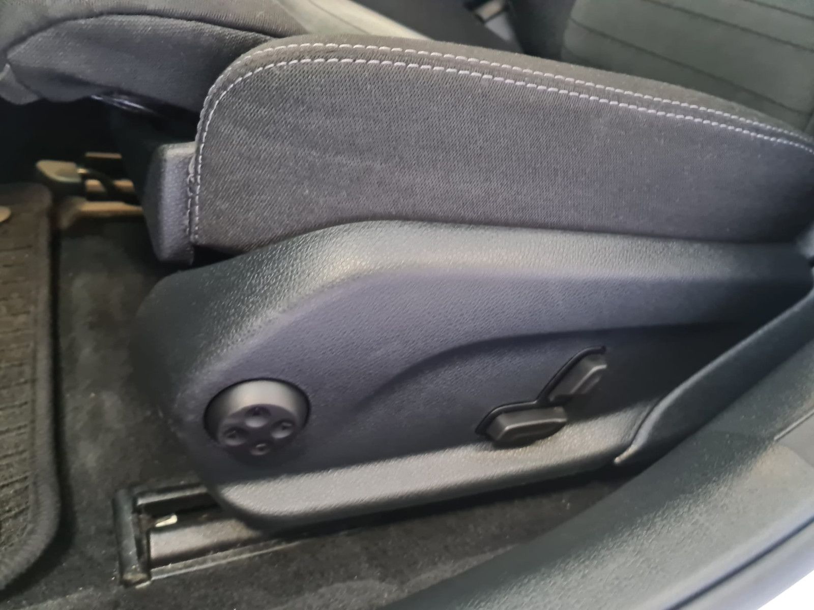 Fahrzeugabbildung Mercedes-Benz C 220 T-Modell d 4Matic / MULTIBEAM / KAMERA /